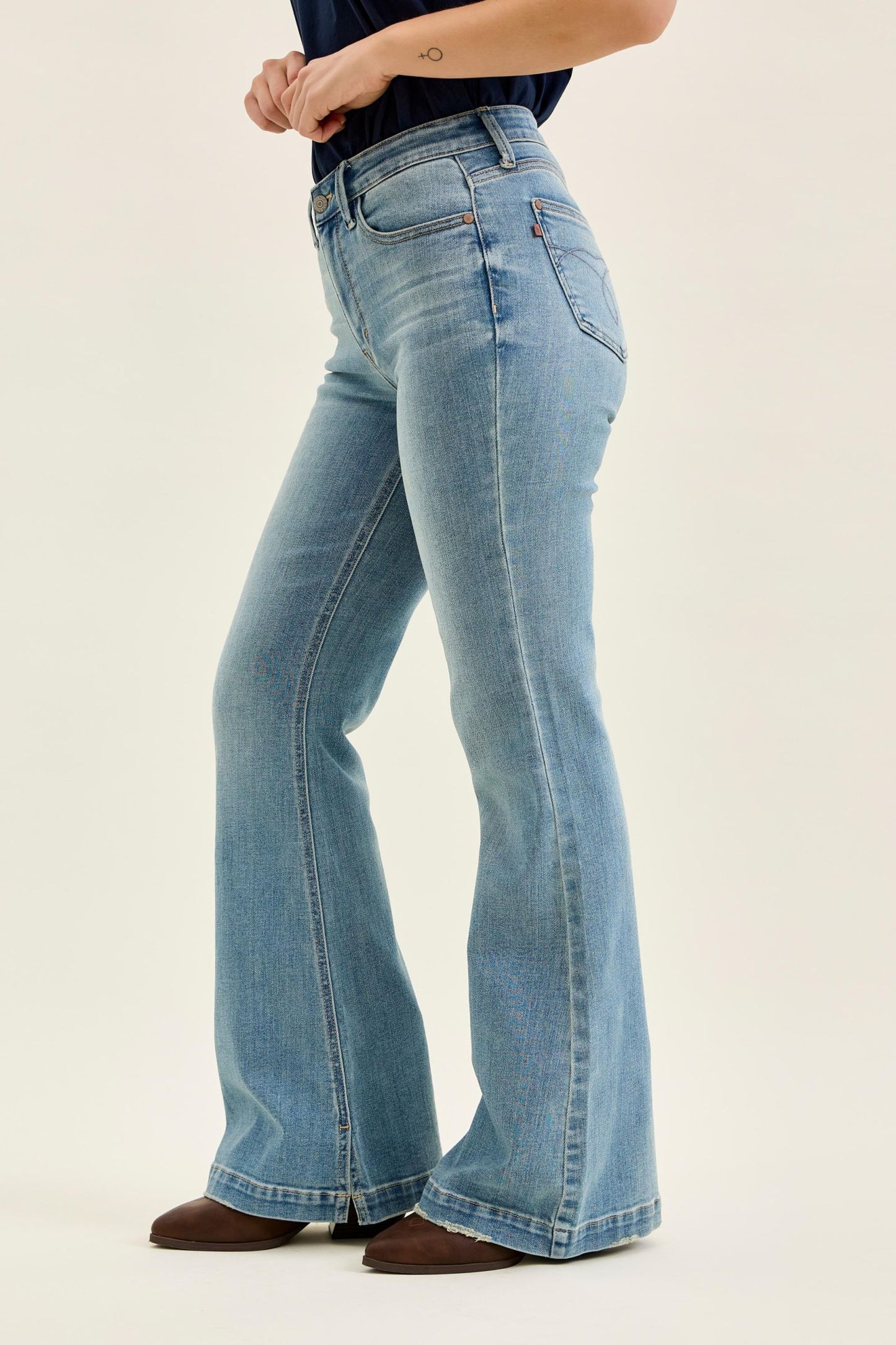 JUDY BLUE MID RISE REGULAR FLARE JEAN - MEDIUM STONE