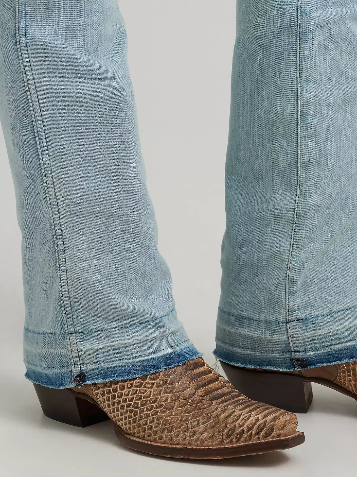 WRANGLER X LAINEY WILSON RAW HEM BOOT HUGGERS - BLEACH BLUE WASH