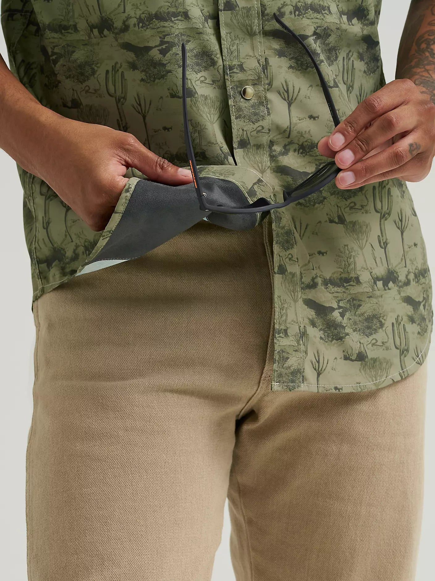 MENS WRANGLER ALL TERRAIN GEAR MEN'S PRINT PERFORMANCE SHIRT - Olivine