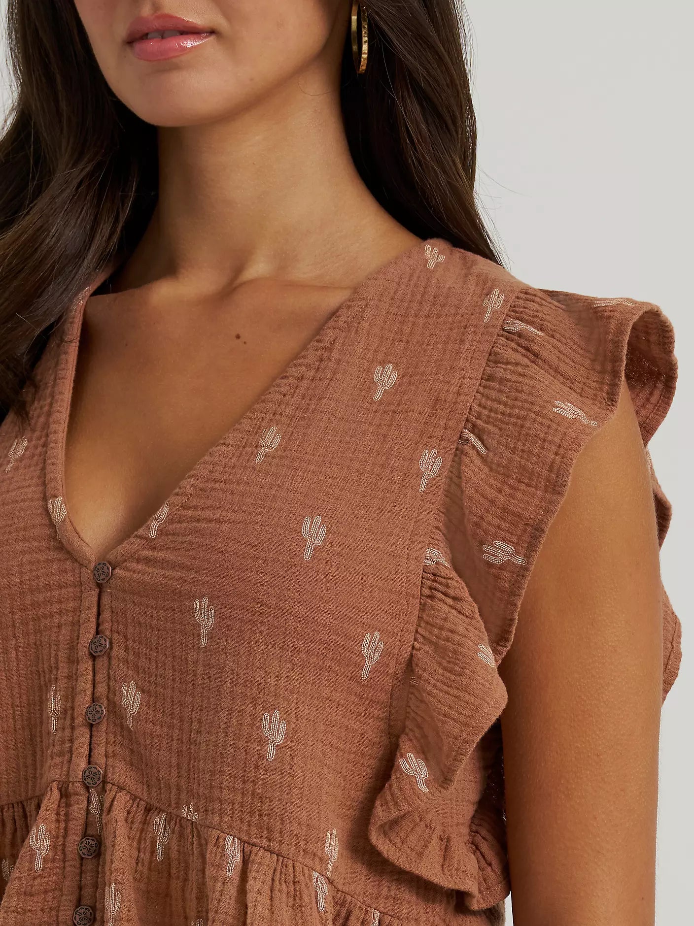 WOMEN'S WRANGLER GAUZY FLUTTER SLEEVE BLOUSE - BROWN