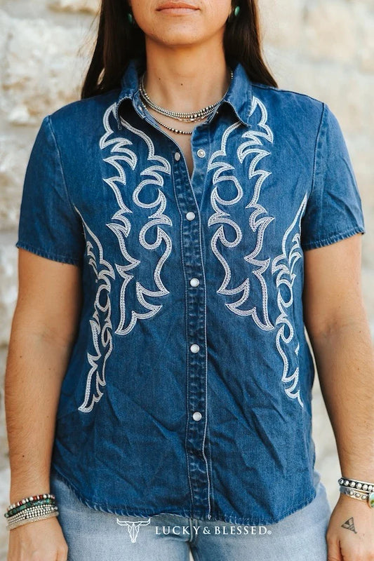 MID WASH CONTRAST BOOT STITCH EMBROIDERED SHORT SLEEVE PEARL SNAP SHIRT