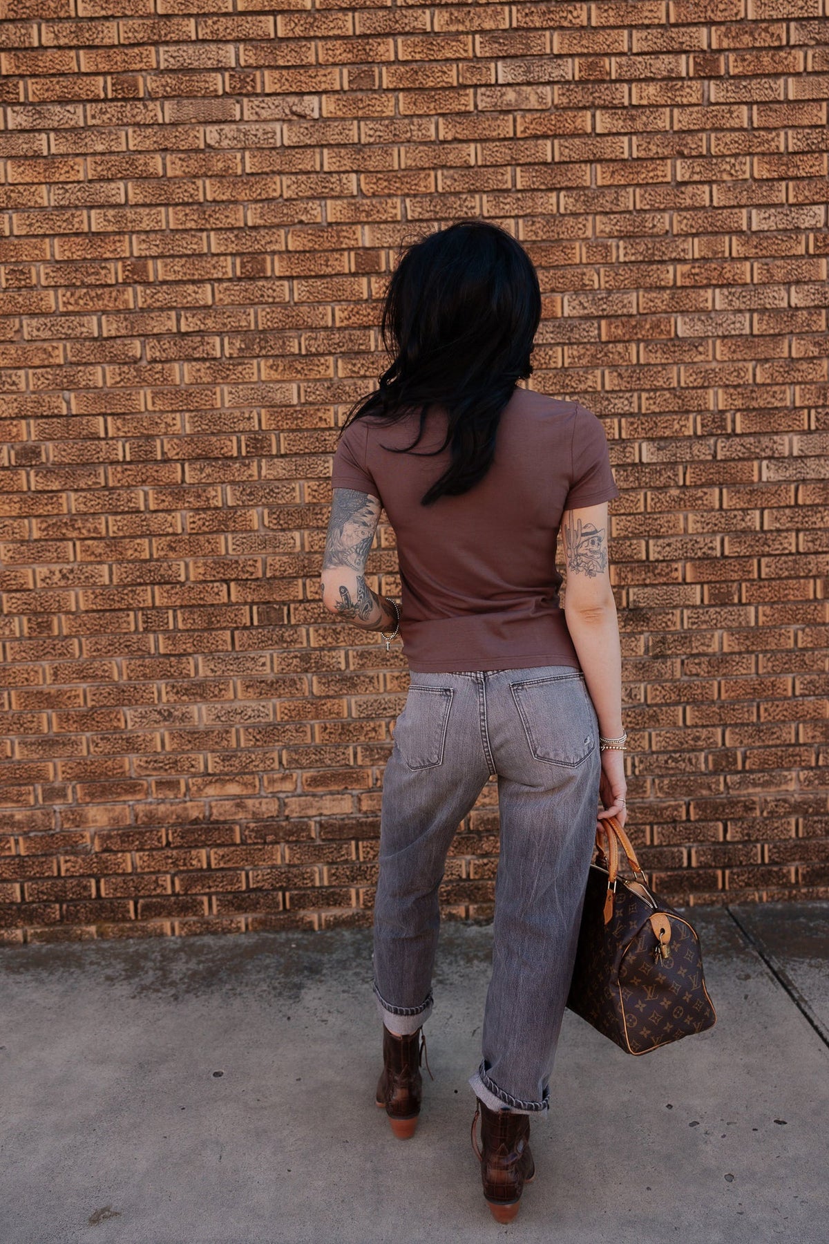 BUCK OUT CUT OUT SHORT SLEEVE TOP - CHOCOLATE