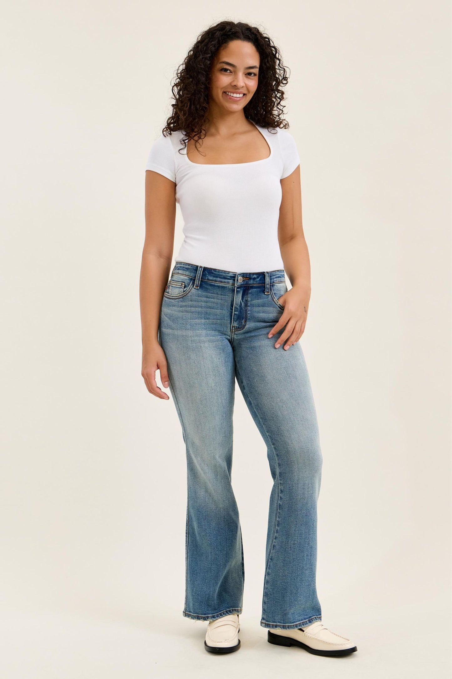 JUDY BLUE LOW RISE DAISY BOOTCUT MD GENIE BLUE JEANAS - MEDIUM STONE