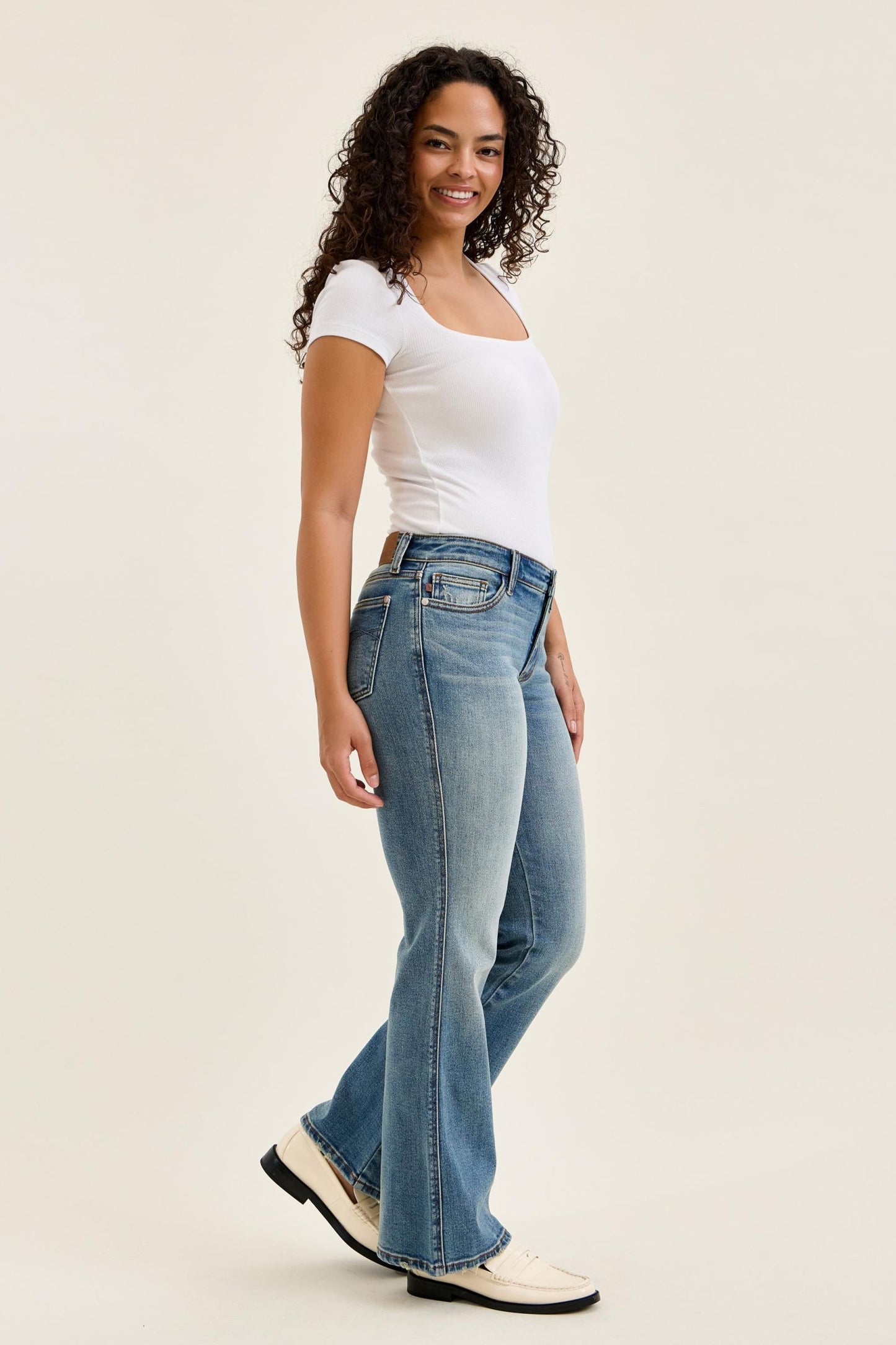 JUDY BLUE LOW RISE DAISY BOOTCUT MD GENIE BLUE JEANAS - MEDIUM STONE