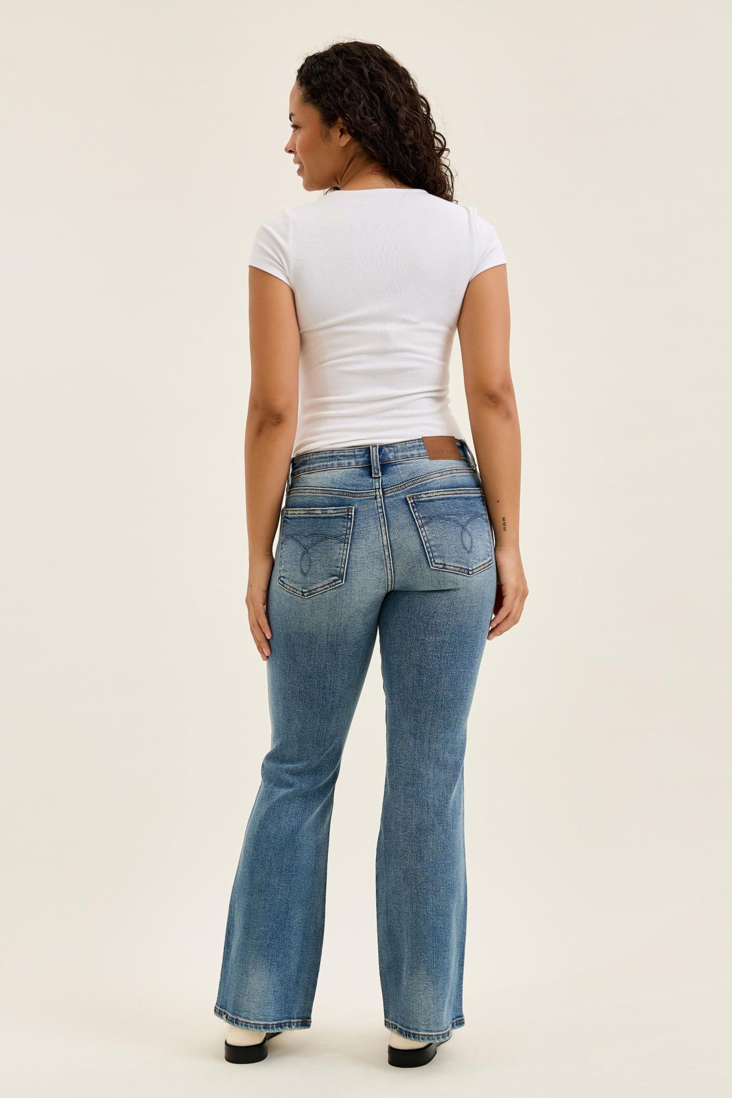 JUDY BLUE LOW RISE DAISY BOOTCUT MD GENIE BLUE JEANAS - MEDIUM STONE