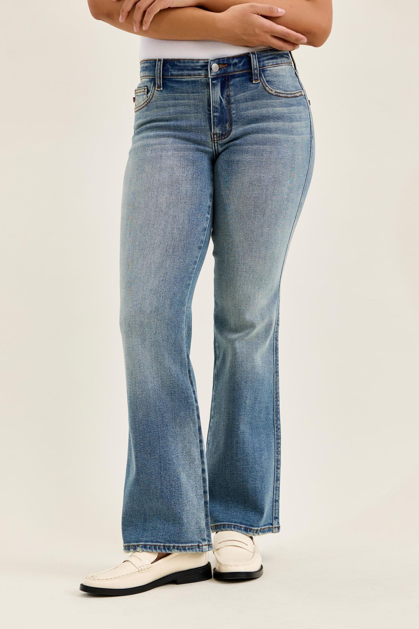 JUDY BLUE LOW RISE DAISY BOOTCUT MD GENIE BLUE JEANAS - MEDIUM STONE