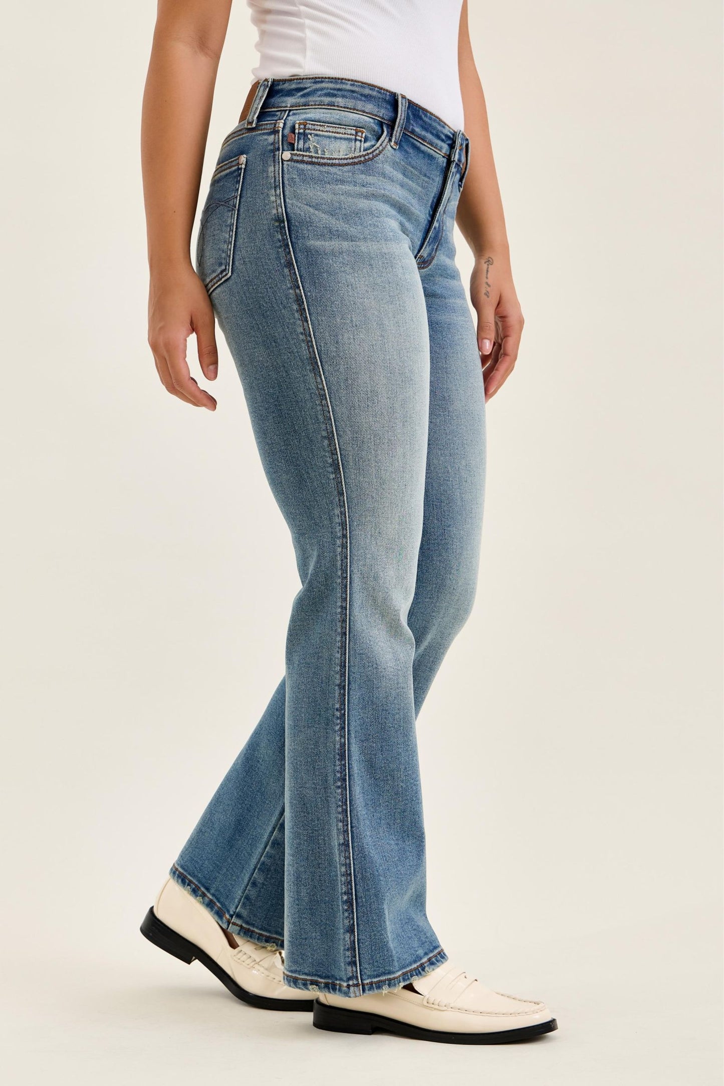 JUDY BLUE LOW RISE DAISY BOOTCUT MD GENIE BLUE JEANAS - MEDIUM STONE