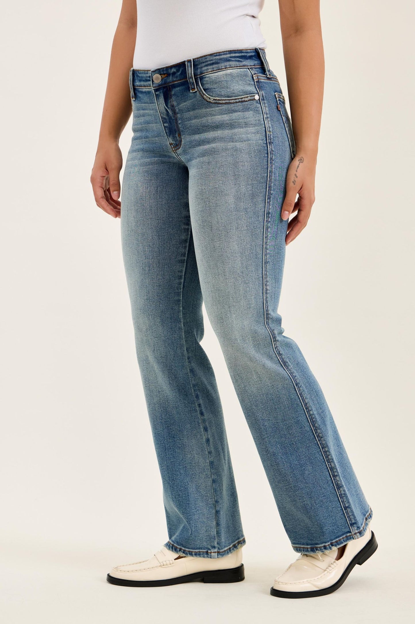 JUDY BLUE LOW RISE DAISY BOOTCUT MD GENIE BLUE JEANAS - MEDIUM STONE