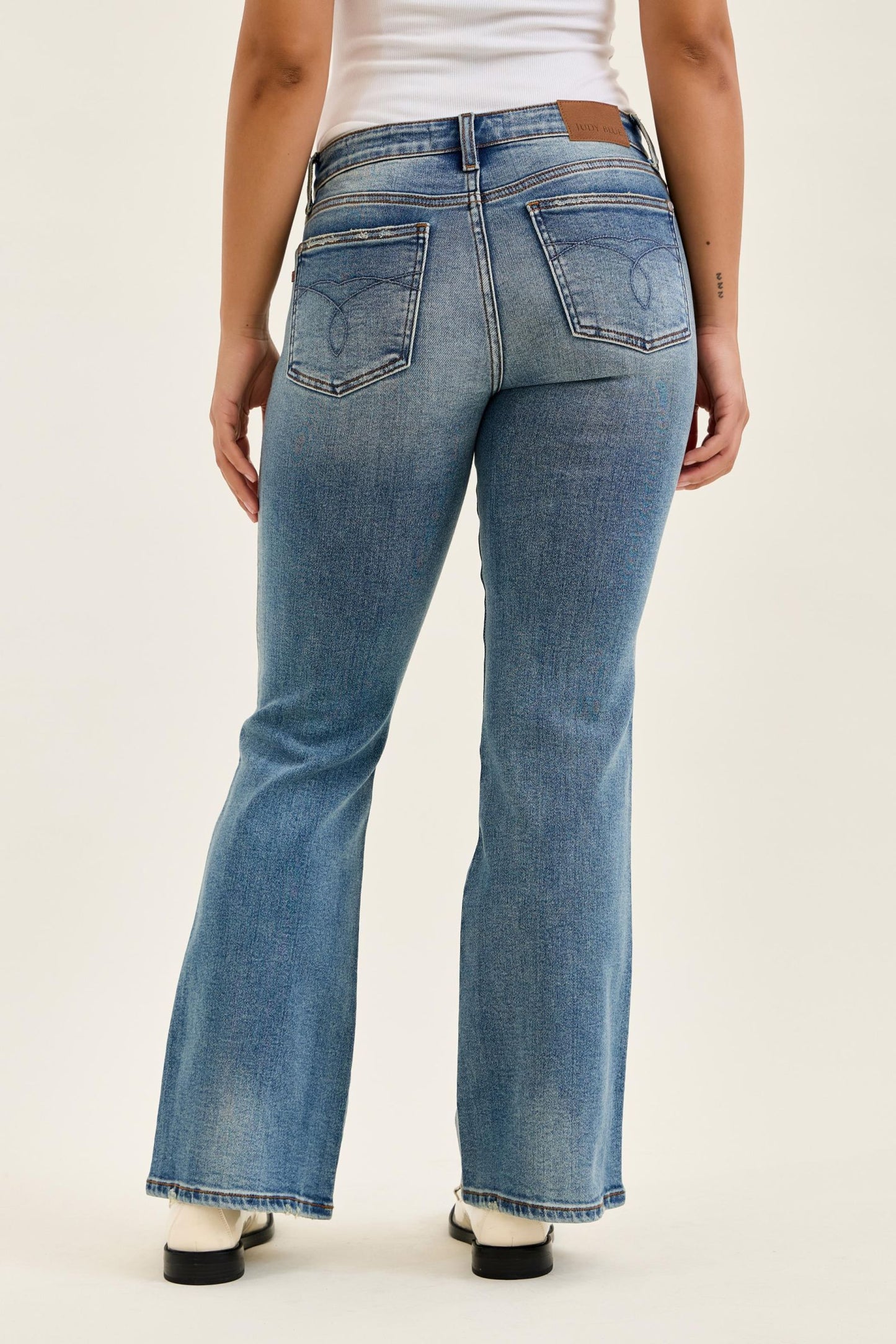 JUDY BLUE LOW RISE DAISY BOOTCUT MD GENIE BLUE JEANAS - MEDIUM STONE