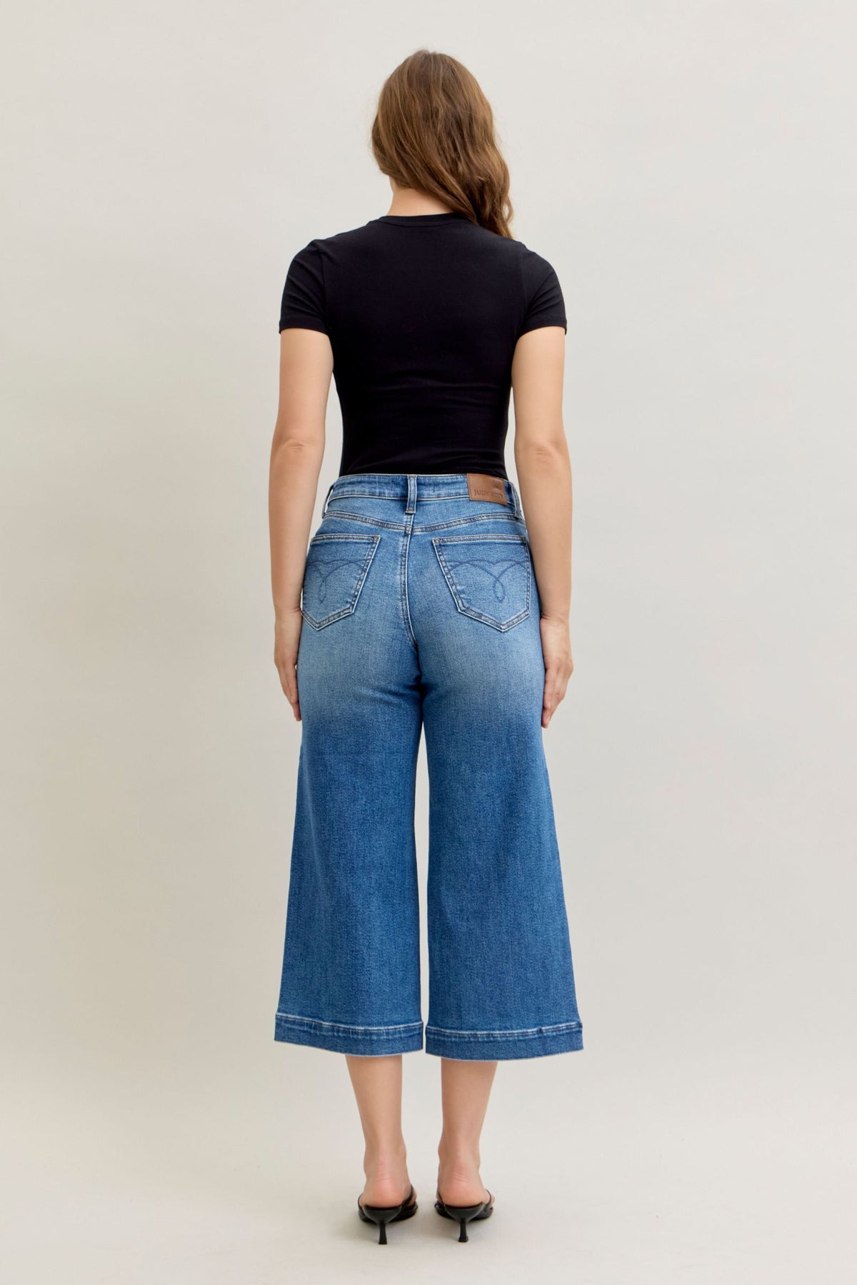 JUDY BLUE MID RISE WIDE CROP VINTAGE POCKETS & WIDE HEM JEANS - MEDIUM STONE