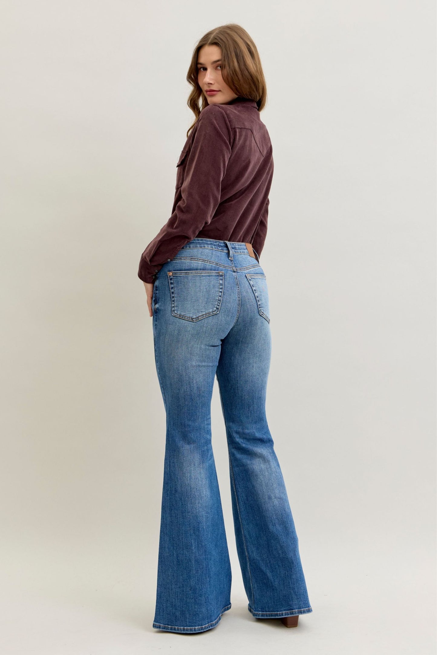 JUDY BLUE MID RISE JACQUELINE NEW FLARE DOUBLE ANGULAR SEAM - MEDIUM STONE