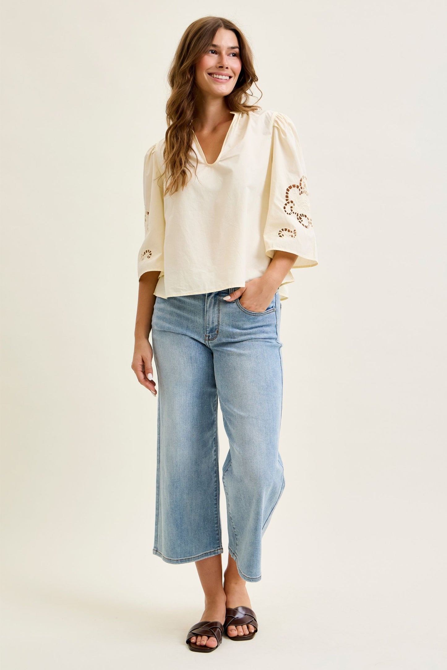 JUDY BLUE MID RISE WIDE CROP JEANS - LIGHT STONE