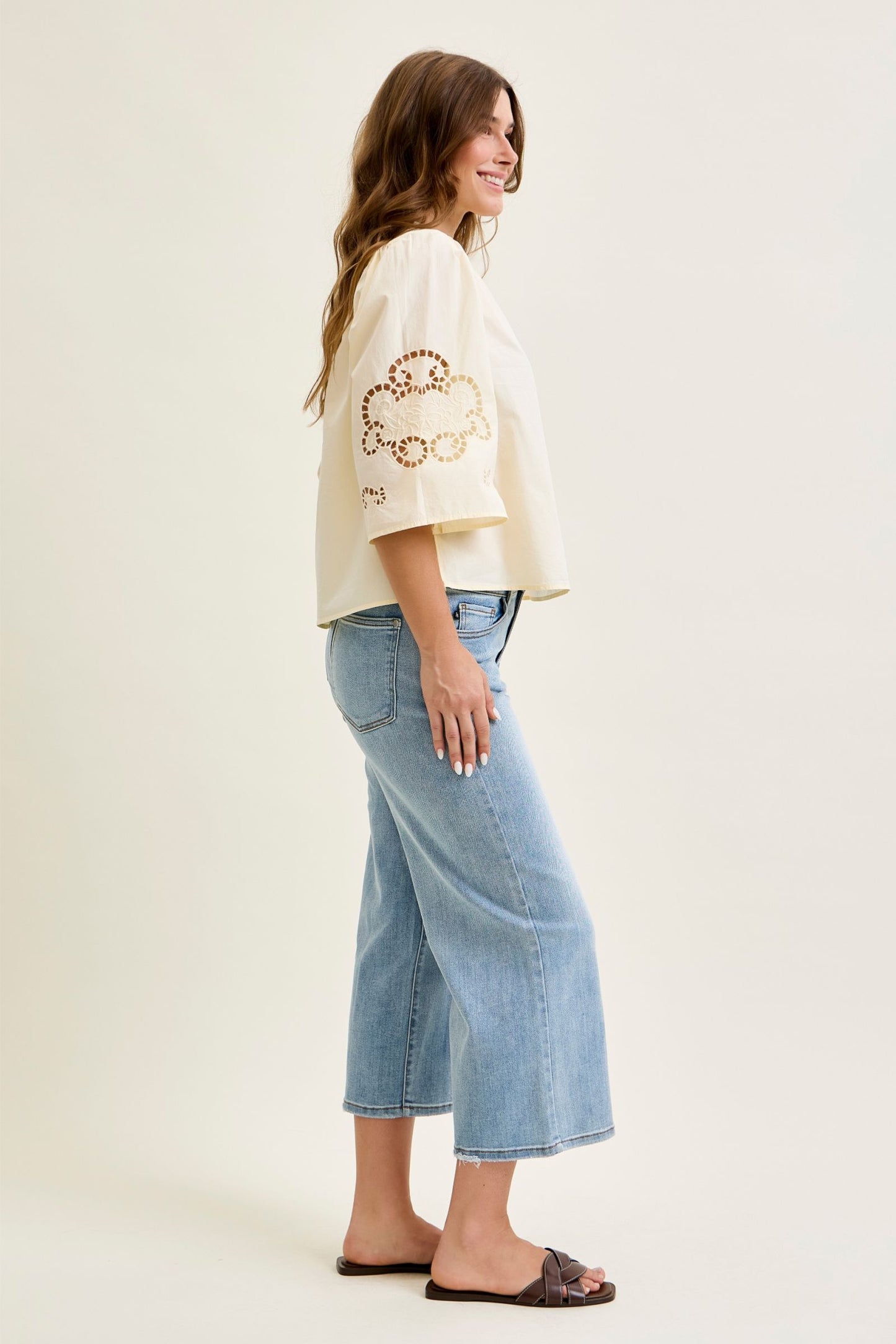 JUDY BLUE MID RISE WIDE CROP JEANS - LIGHT STONE