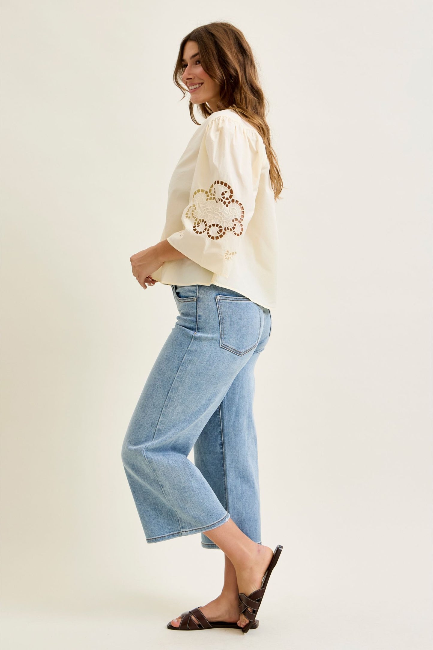JUDY BLUE MID RISE WIDE CROP JEANS - LIGHT STONE