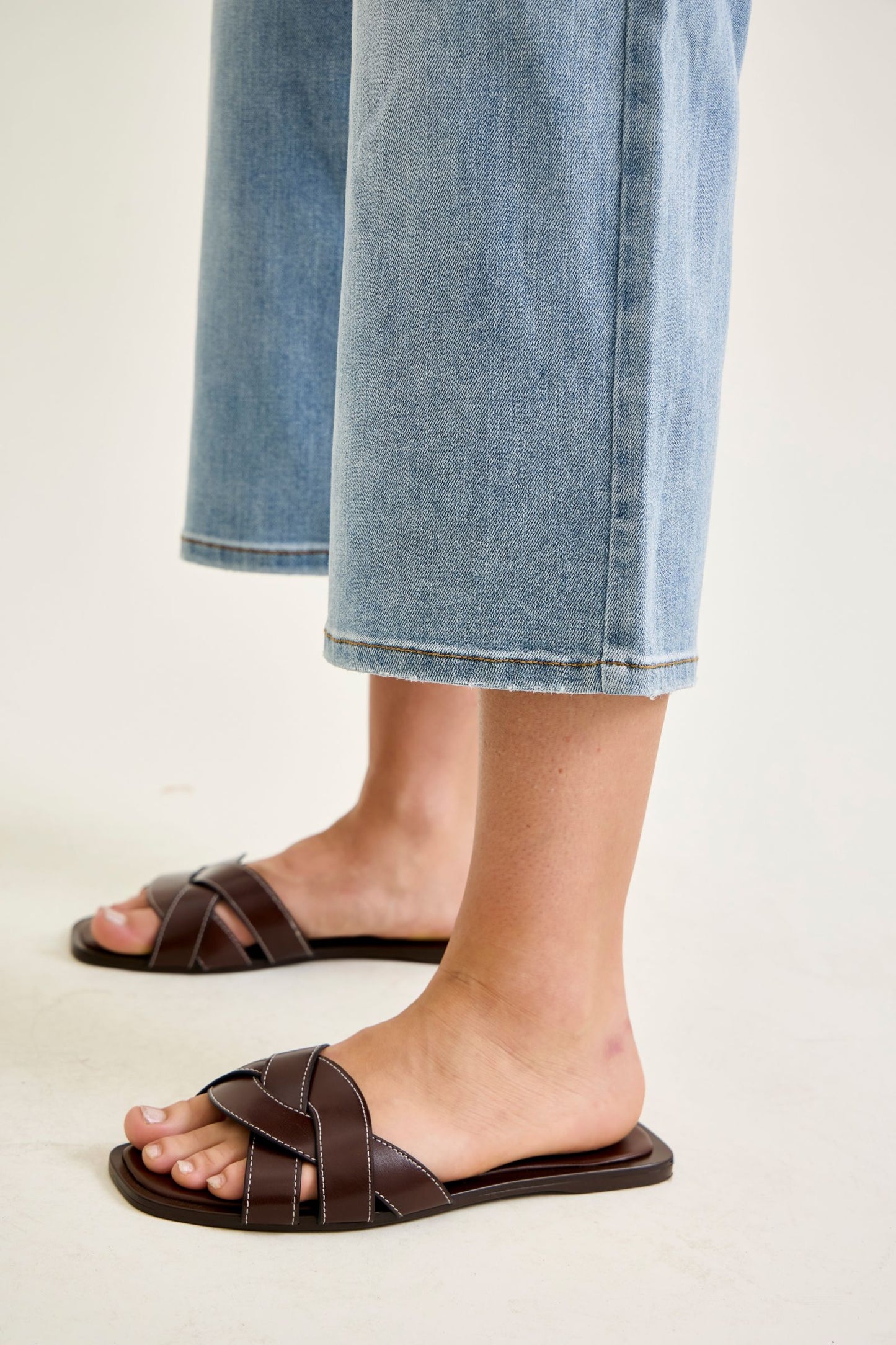 JUDY BLUE MID RISE WIDE CROP JEANS - LIGHT STONE