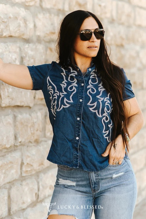 MID WASH CONTRAST BOOT STITCH EMBROIDERED SHORT SLEEVE PEARL SNAP SHIRT