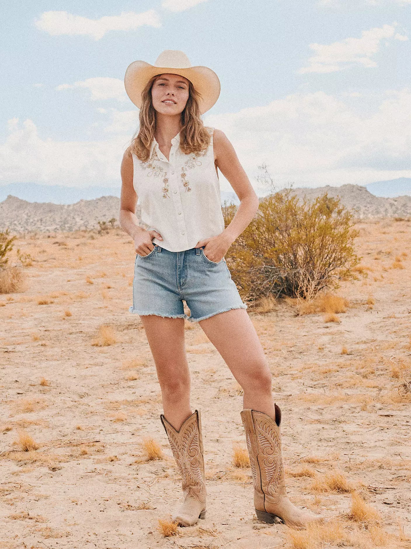 WOMEN'S WRANGLER® MID-LENGTH COWBOY SHORT - BLISSFUL