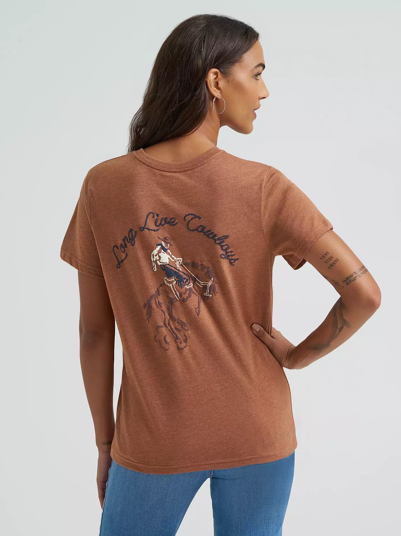 WRANGLER WOMENS BUCKING BACK RAW HIDE REG FIT GRAPHIC TEE