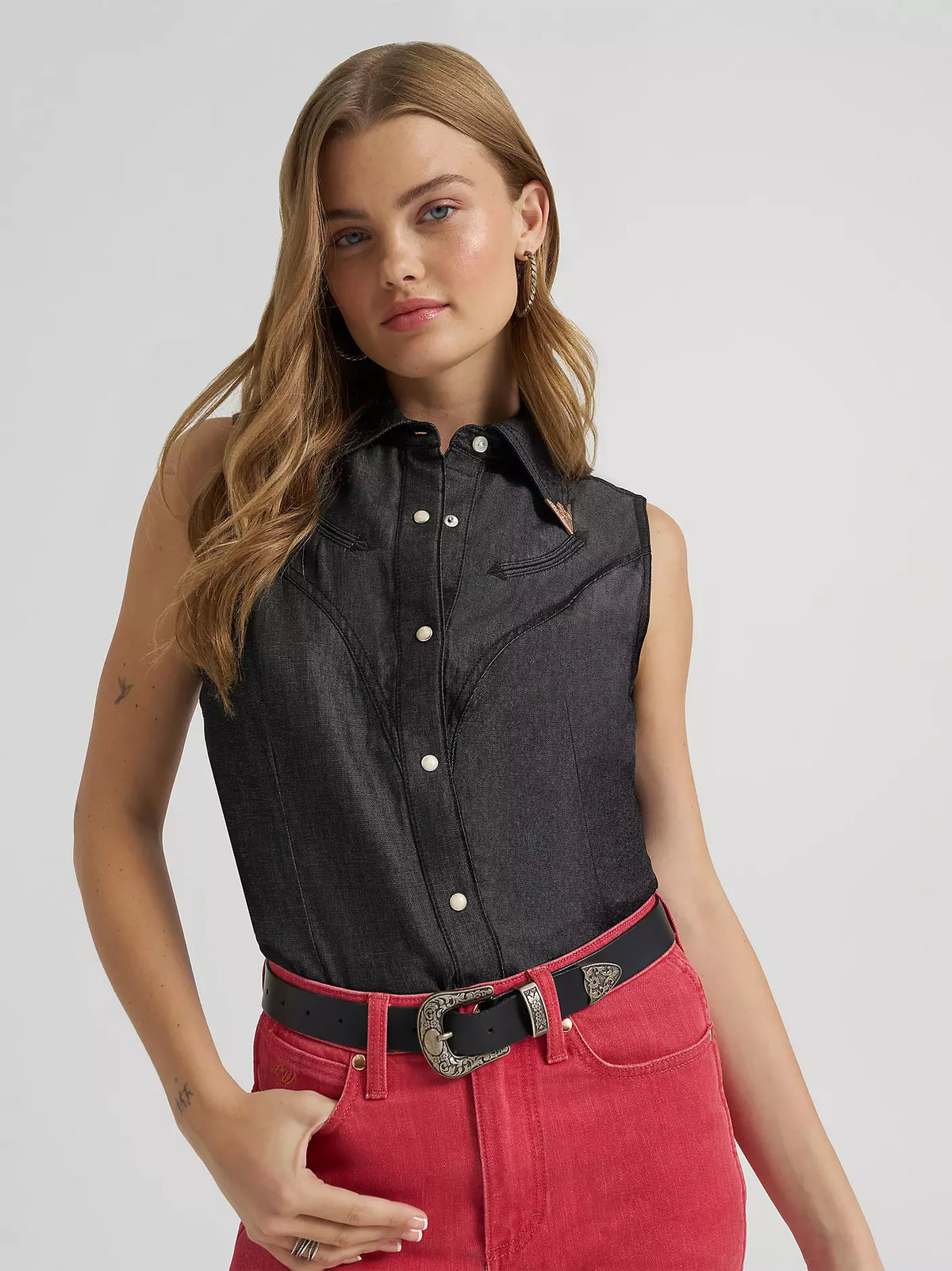 WOMEN'S LAINEY WILSON X WRANGLER BLACK DENIM SLEEVELESS SHIRT - DEEP BLACK