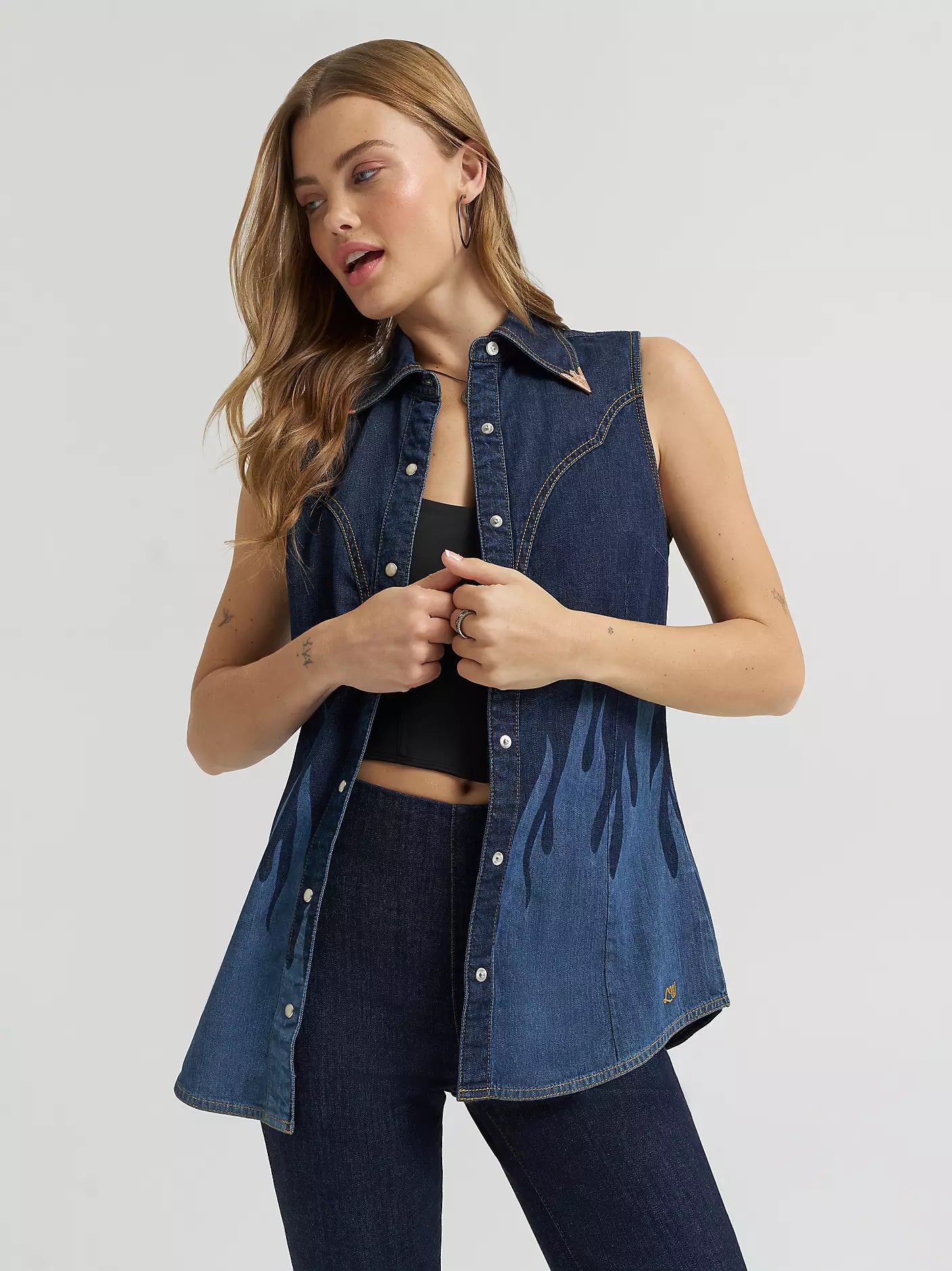 WOMEN'S LAINEY WILSON X WRANGLER FLAME SLEEVELESS DENIM SHIRT - DARK DENIM