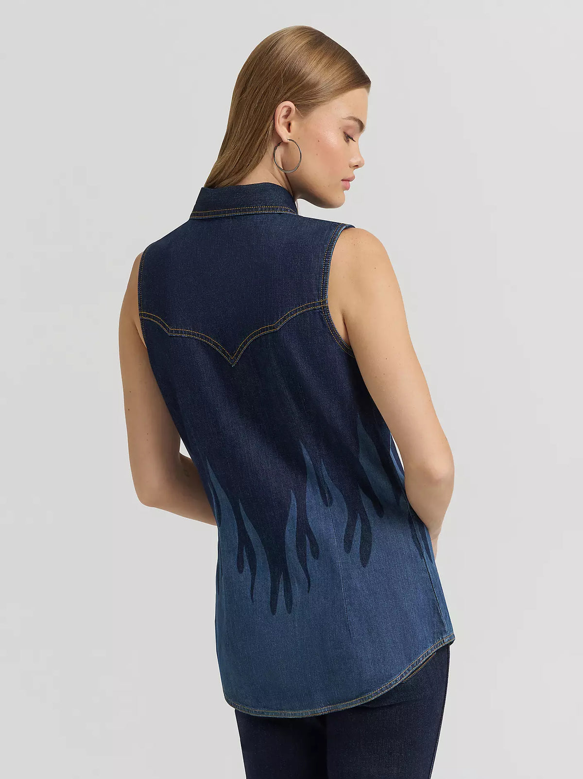 WOMEN'S LAINEY WILSON X WRANGLER FLAME SLEEVELESS DENIM SHIRT - DARK DENIM