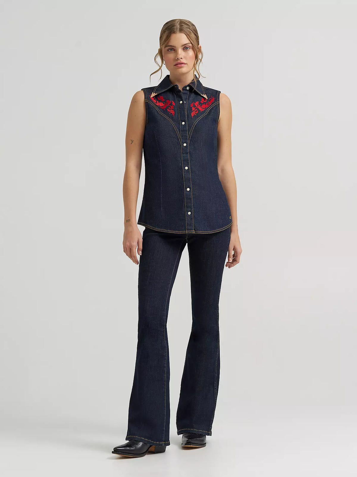 WOMEN'S LAINEY WILSON X WRANGLER EMBROIDERED SLEEVELESS DENIM SHIRT - Dark Rinse