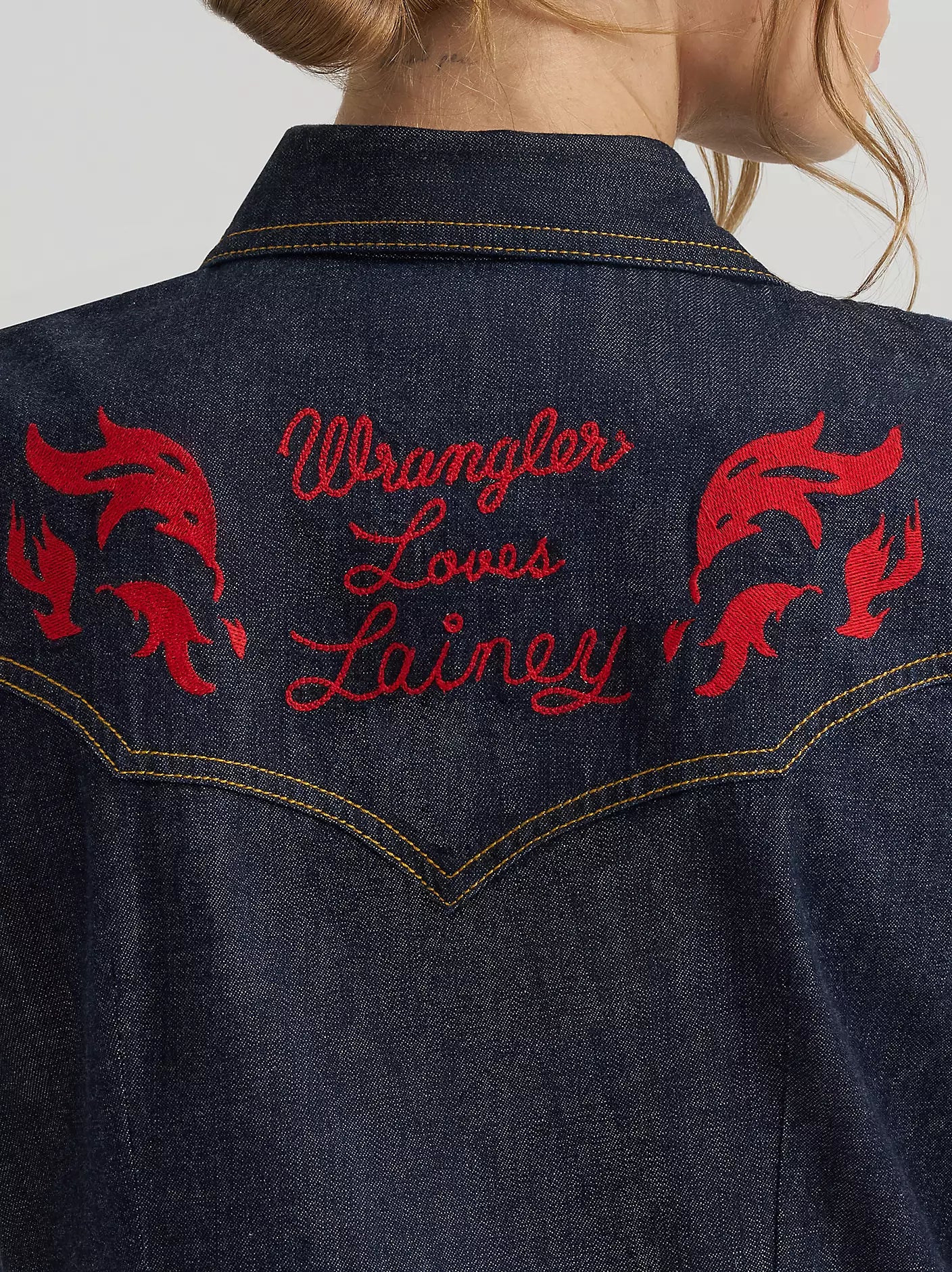 WOMEN'S LAINEY WILSON X WRANGLER EMBROIDERED SLEEVELESS DENIM SHIRT - Dark Rinse