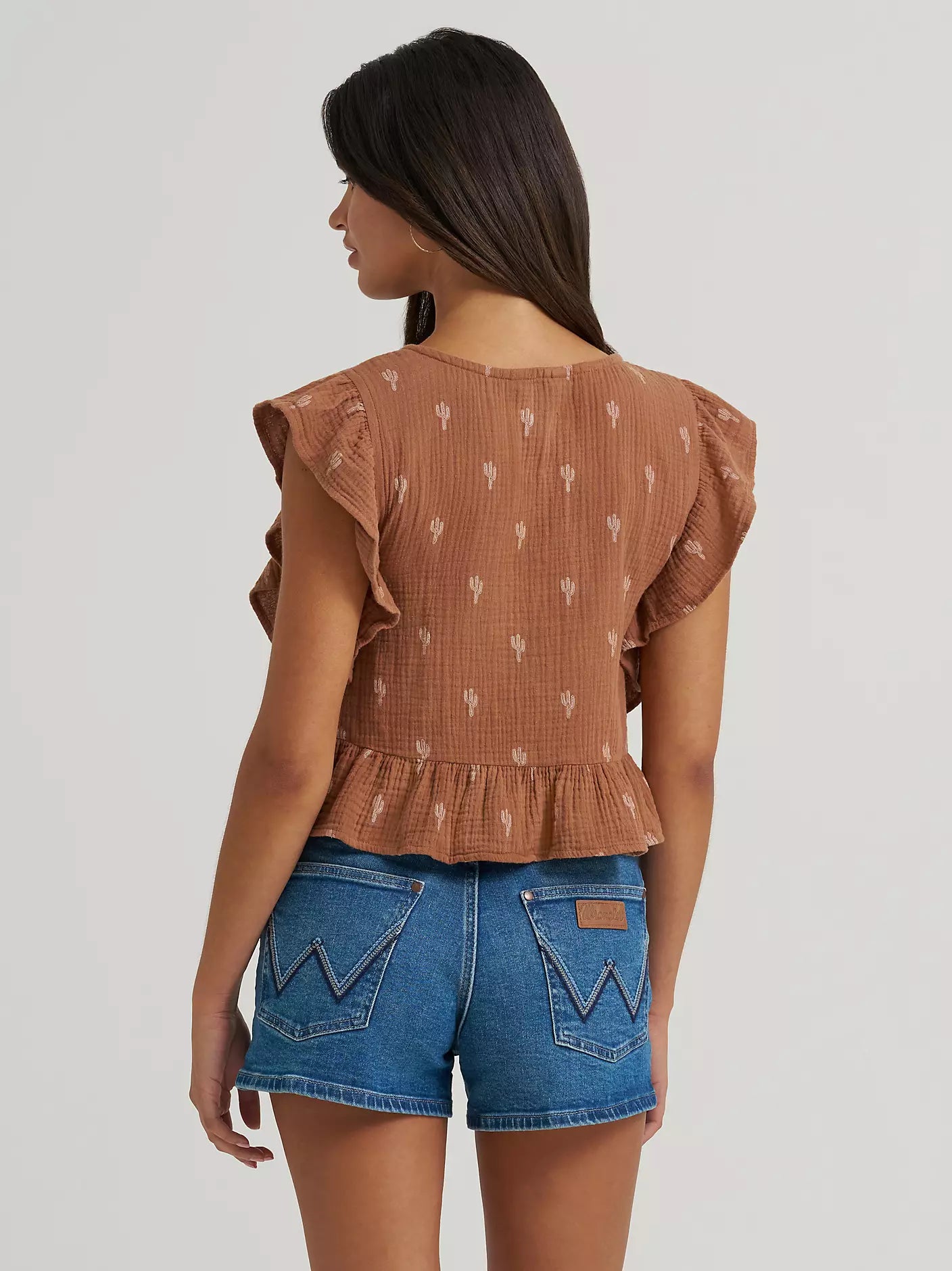 WOMEN'S WRANGLER GAUZY FLUTTER SLEEVE BLOUSE - BROWN