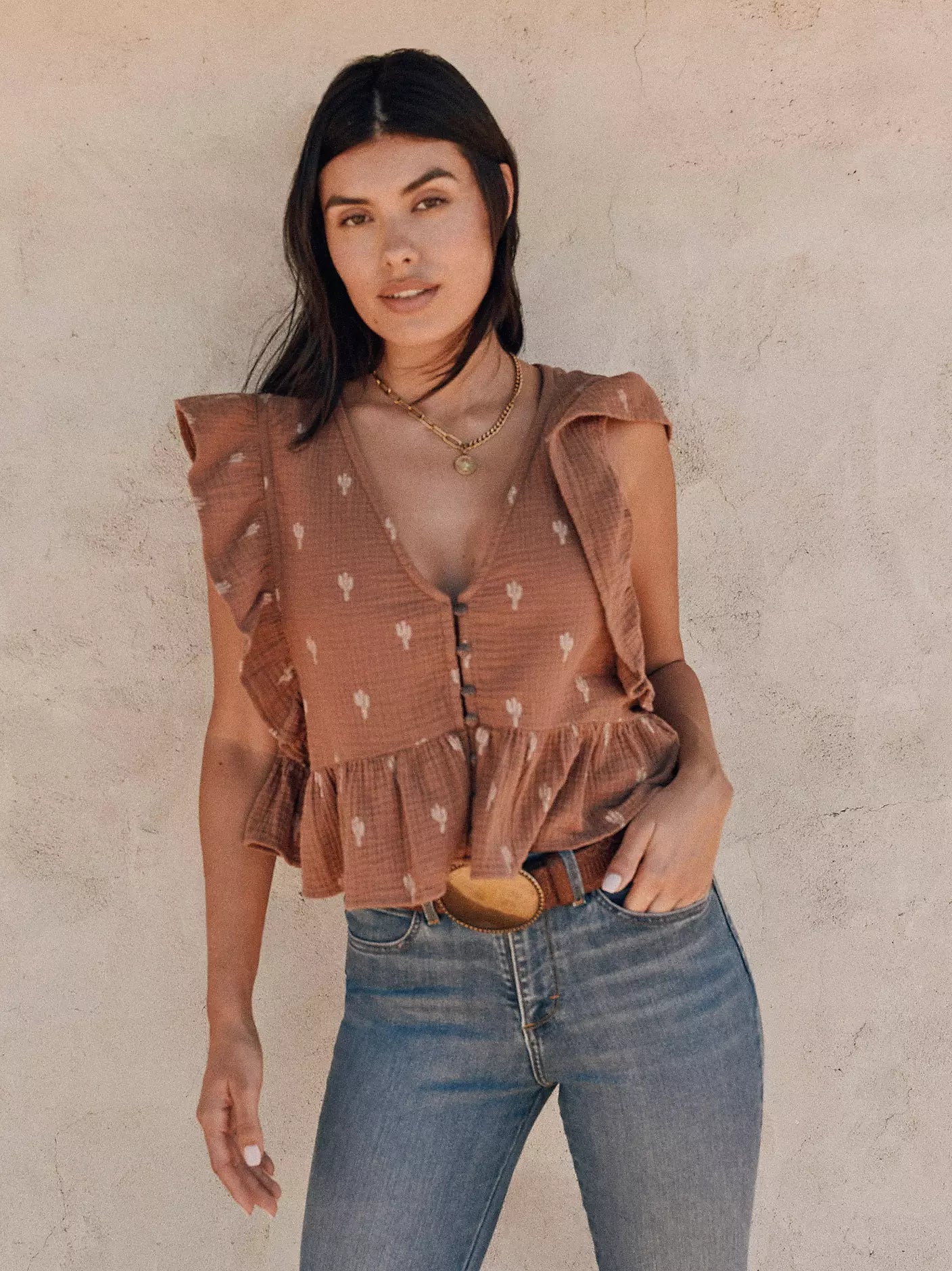 WOMEN'S WRANGLER GAUZY FLUTTER SLEEVE BLOUSE - BROWN