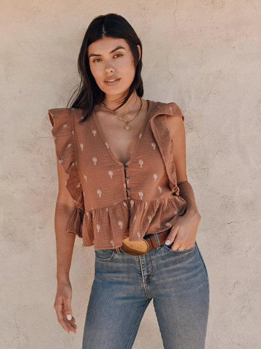 WOMEN'S WRANGLER GAUZY FLUTTER SLEEVE BLOUSE - BROWN