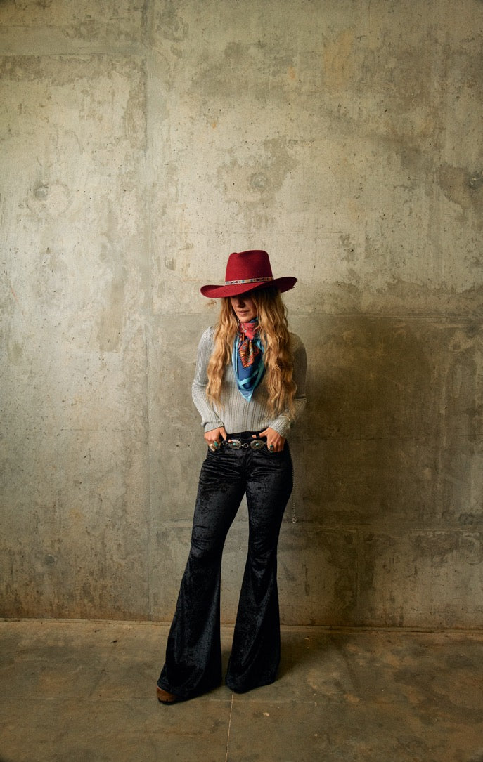LAINEY WILSON X CHARLIE 1 HORSE WILD HORSES RED