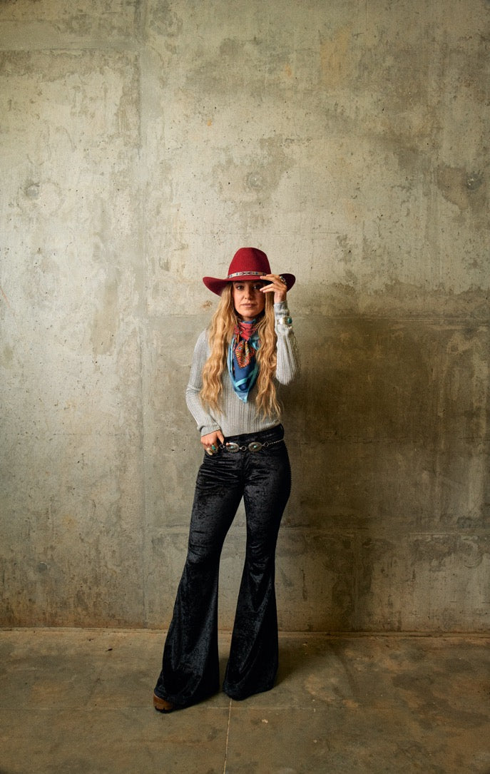 LAINEY WILSON X CHARLIE 1 HORSE WILD HORSES RED