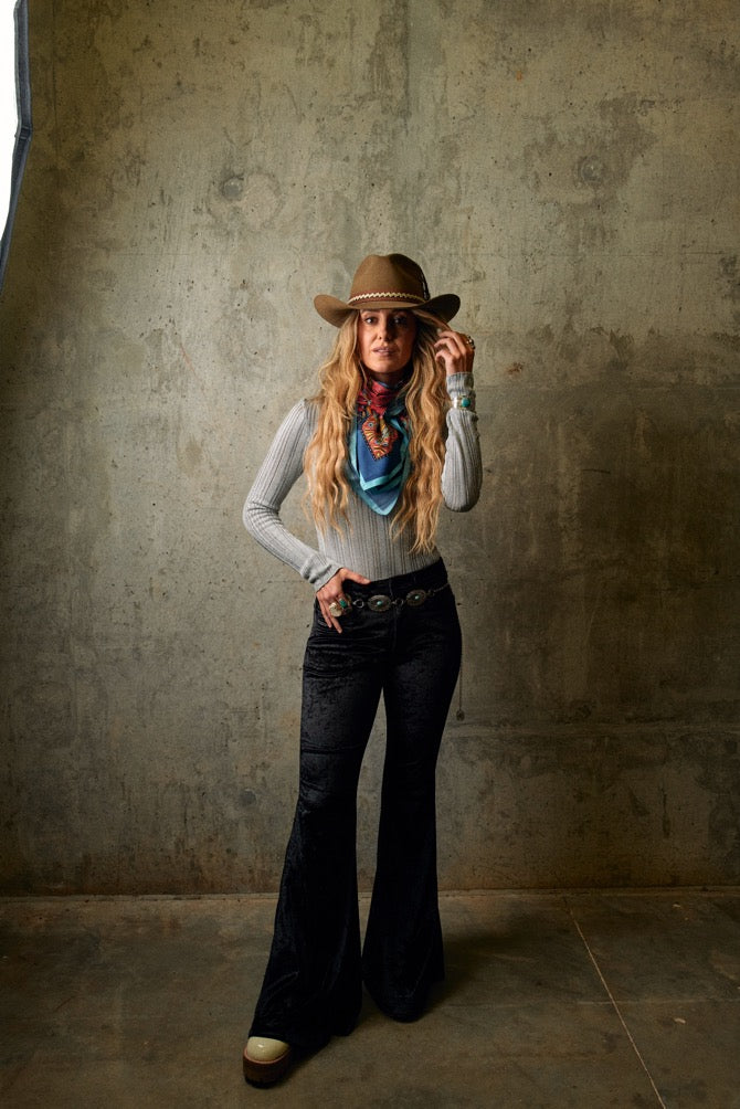 LAINEY WILSON X CHARLIE 1 HORSE ROAD RUNNER