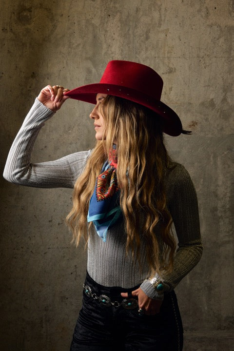 LAINEY WILSON X CHARLIE 1 HORSE WILD HORSES RED