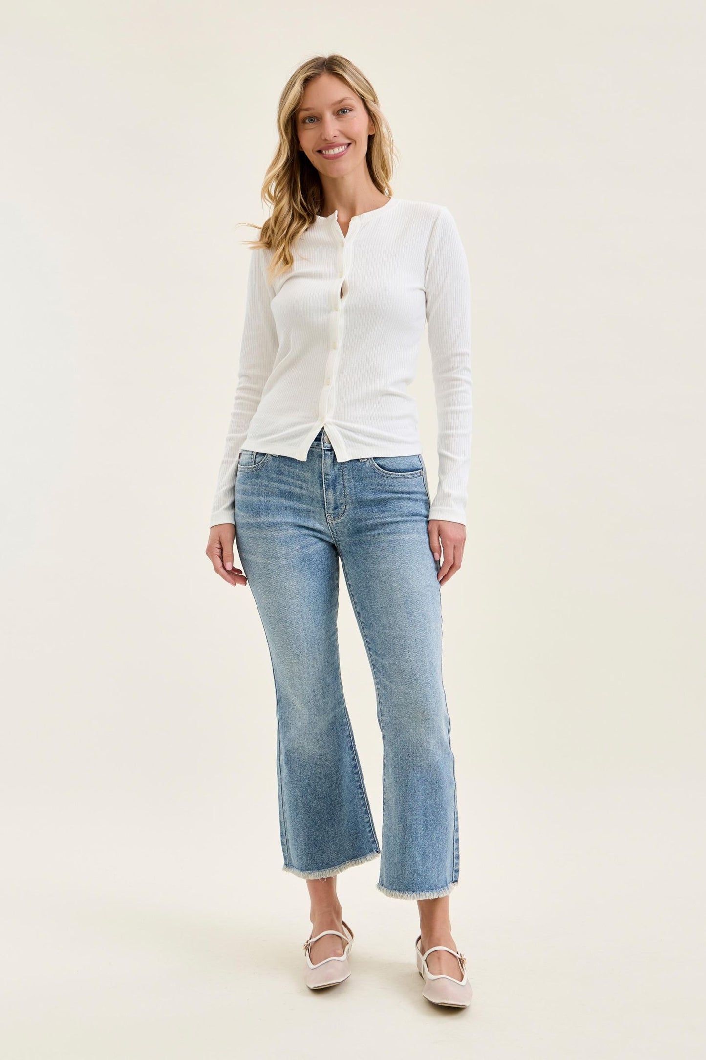 JUDY BLUE MID RISE KICK FLARE W FRAYED HEM JEANS - LIGHT STONE