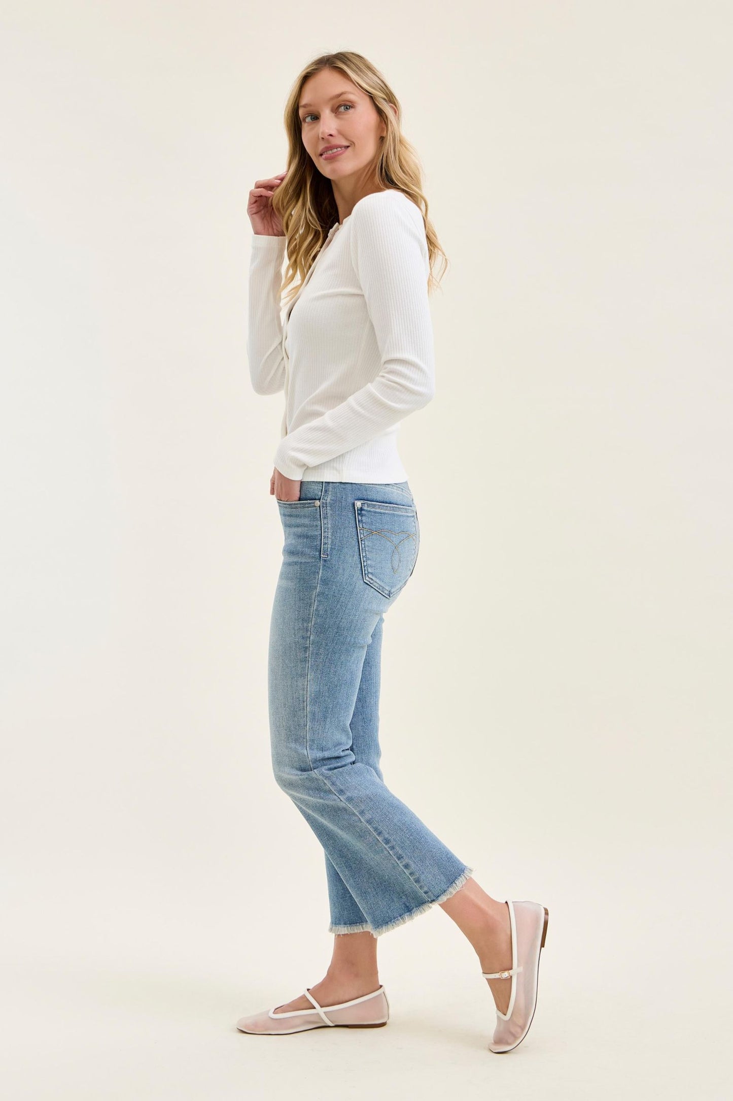 JUDY BLUE MID RISE KICK FLARE W FRAYED HEM JEANS - LIGHT STONE