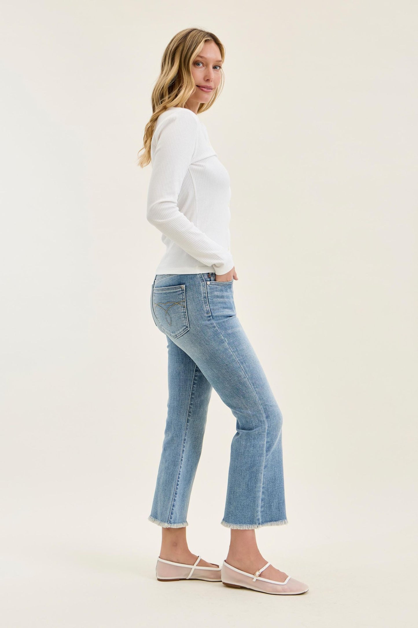JUDY BLUE MID RISE KICK FLARE W FRAYED HEM JEANS - LIGHT STONE