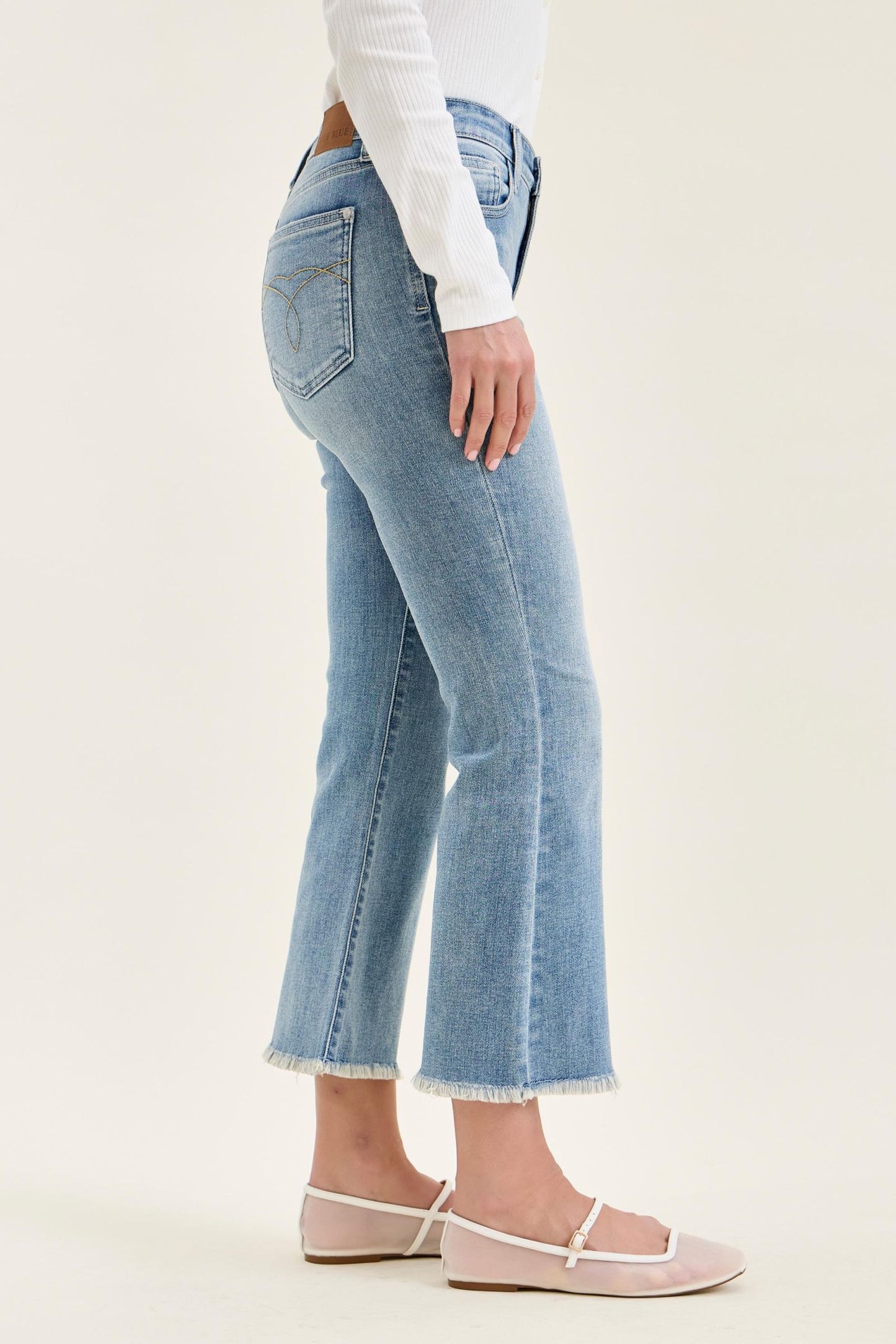 JUDY BLUE MID RISE KICK FLARE W FRAYED HEM JEANS - LIGHT STONE