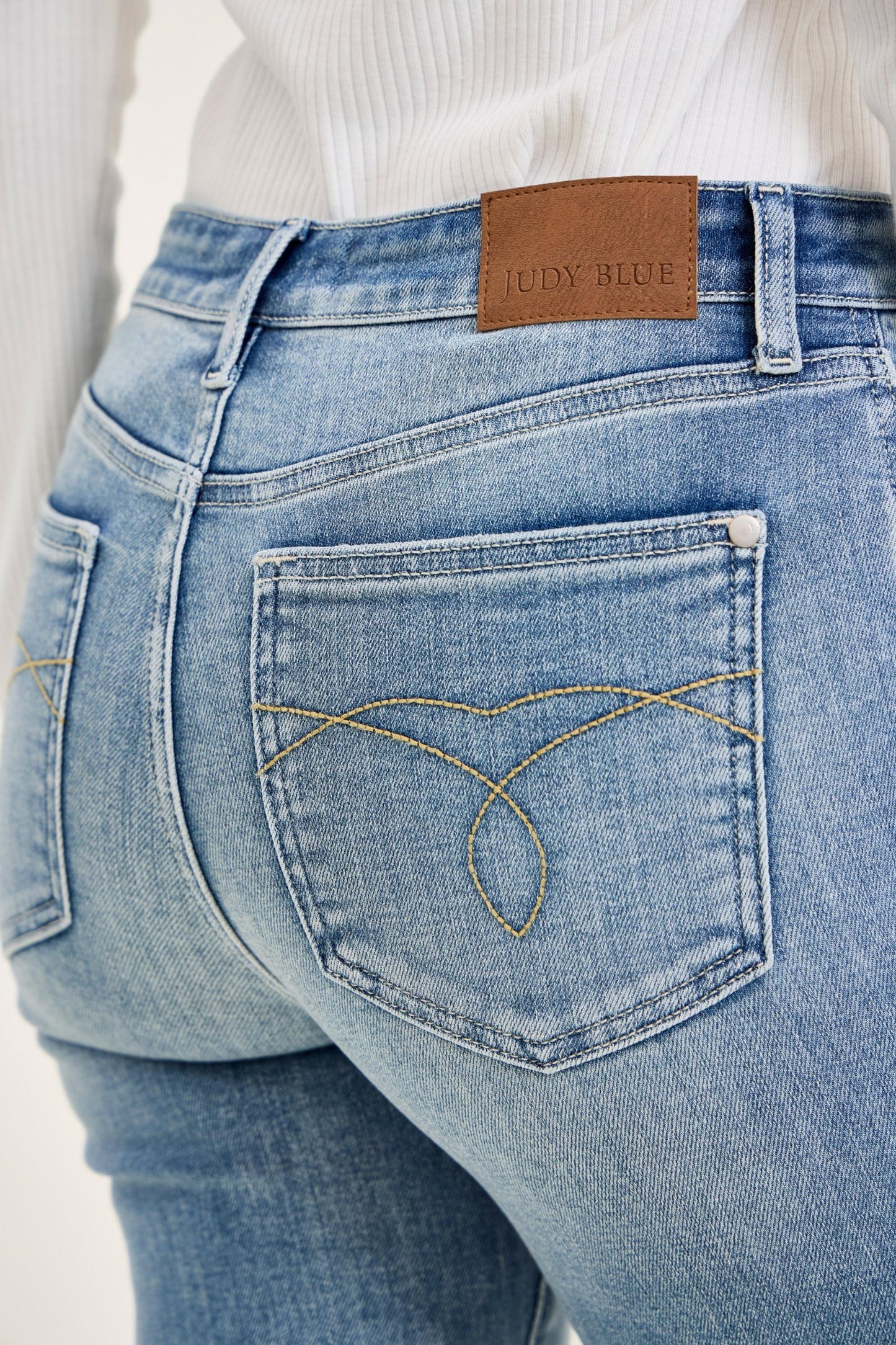 JUDY BLUE MID RISE KICK FLARE W FRAYED HEM JEANS - LIGHT STONE