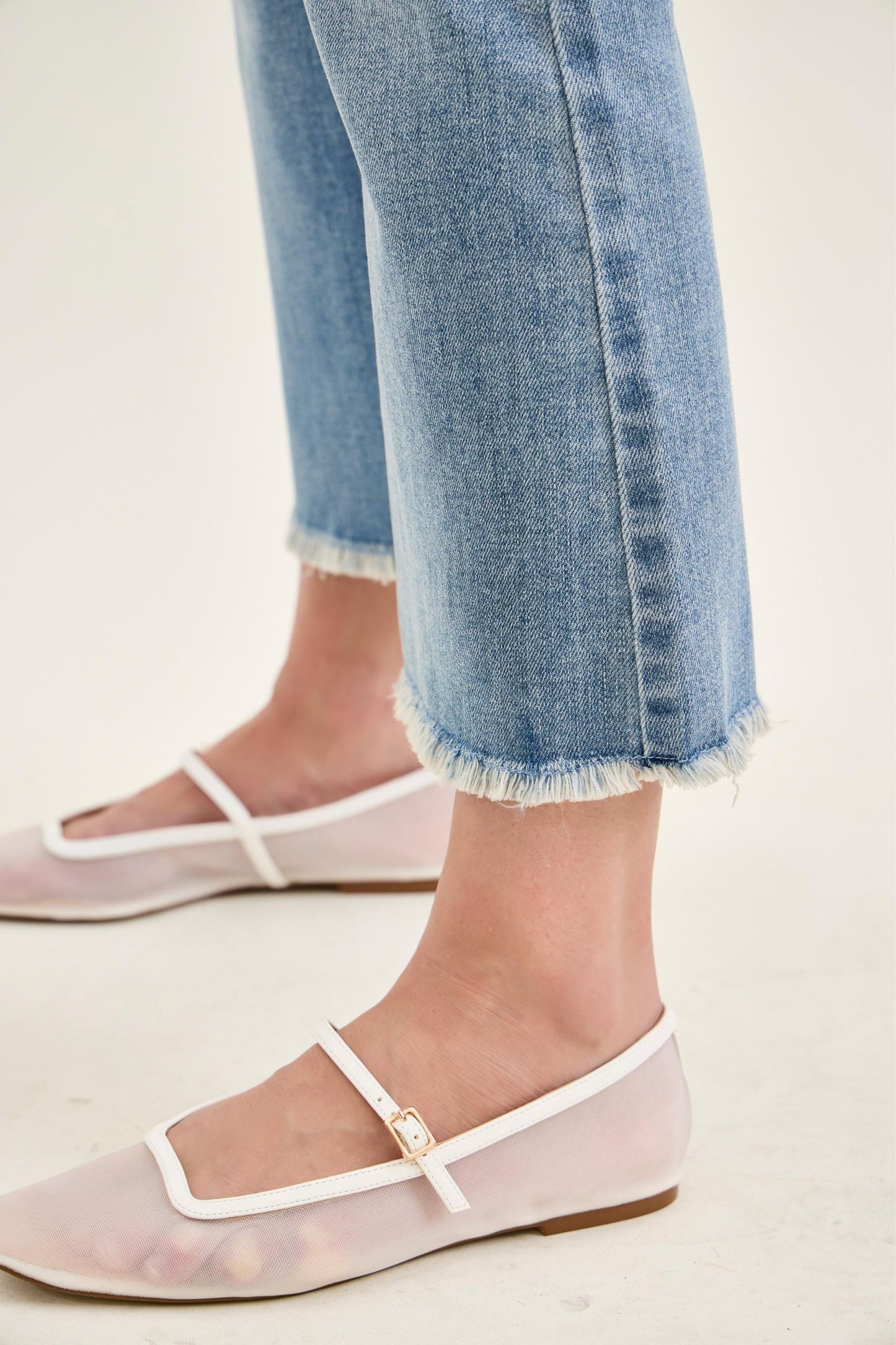 JUDY BLUE MID RISE KICK FLARE W FRAYED HEM JEANS - LIGHT STONE