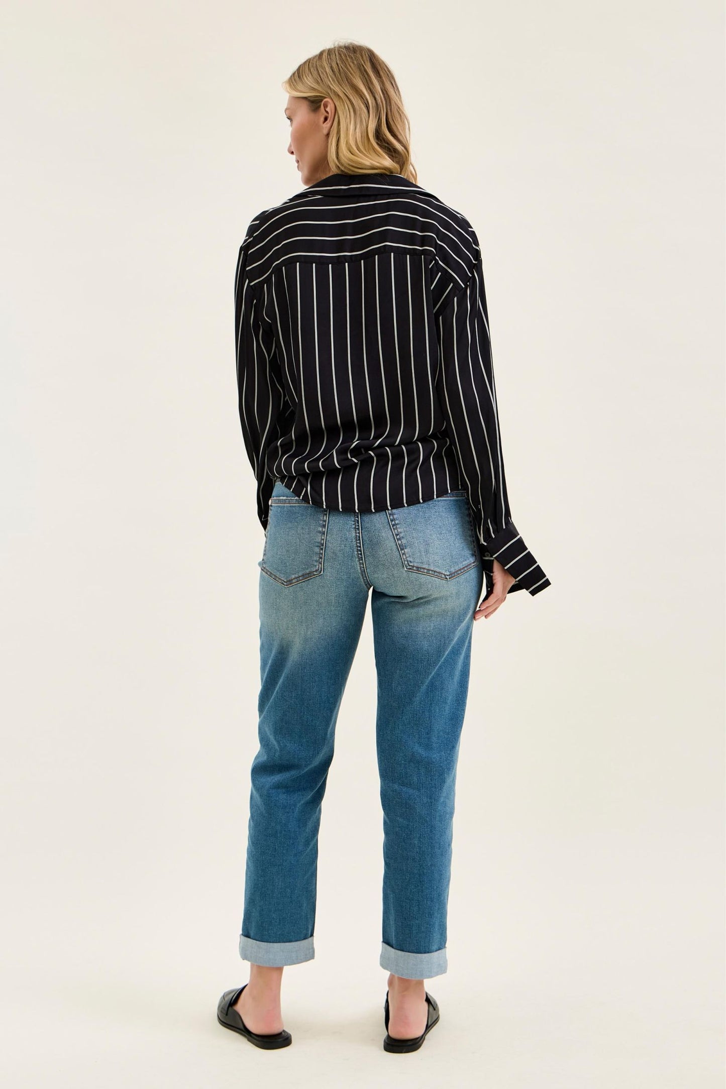 JUDY BLUE MID RISE BOYFRIEND COOL DENIM CROSS BACK BELT LOOP JEANS - MEDIUM STONE