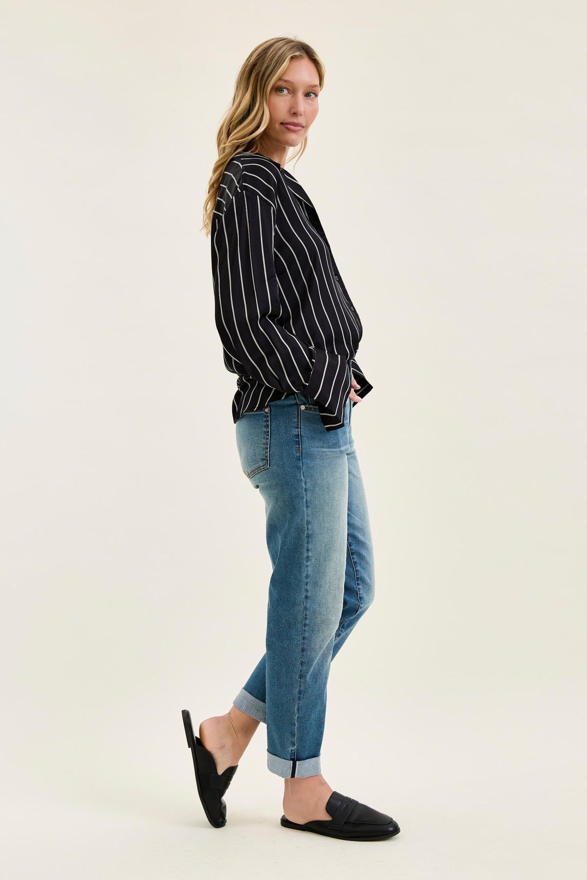 JUDY BLUE MID RISE BOYFRIEND COOL DENIM CROSS BACK BELT LOOP JEANS - MEDIUM STONE