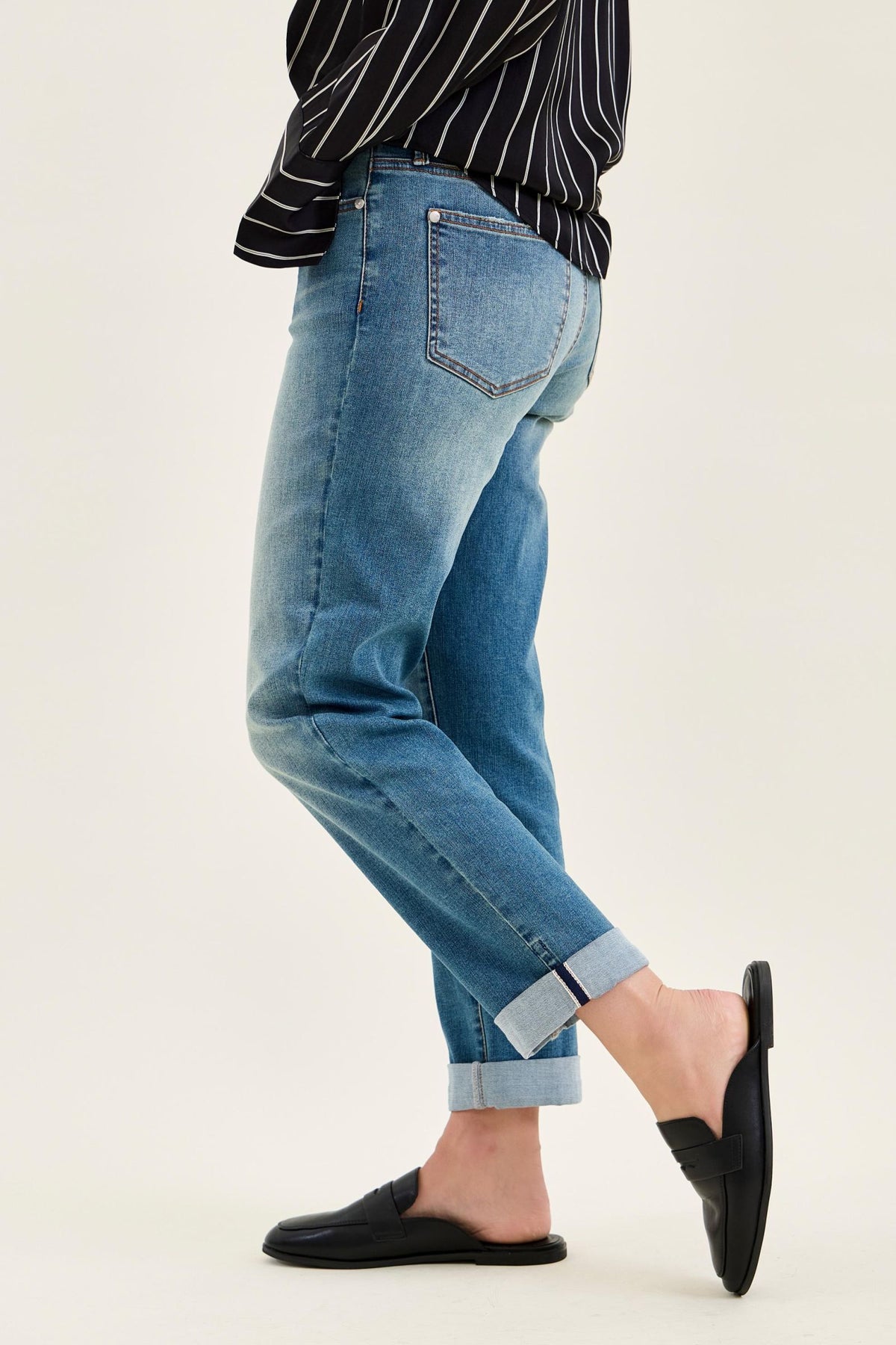 JUDY BLUE MID RISE BOYFRIEND COOL DENIM CROSS BACK BELT LOOP JEANS - MEDIUM STONE