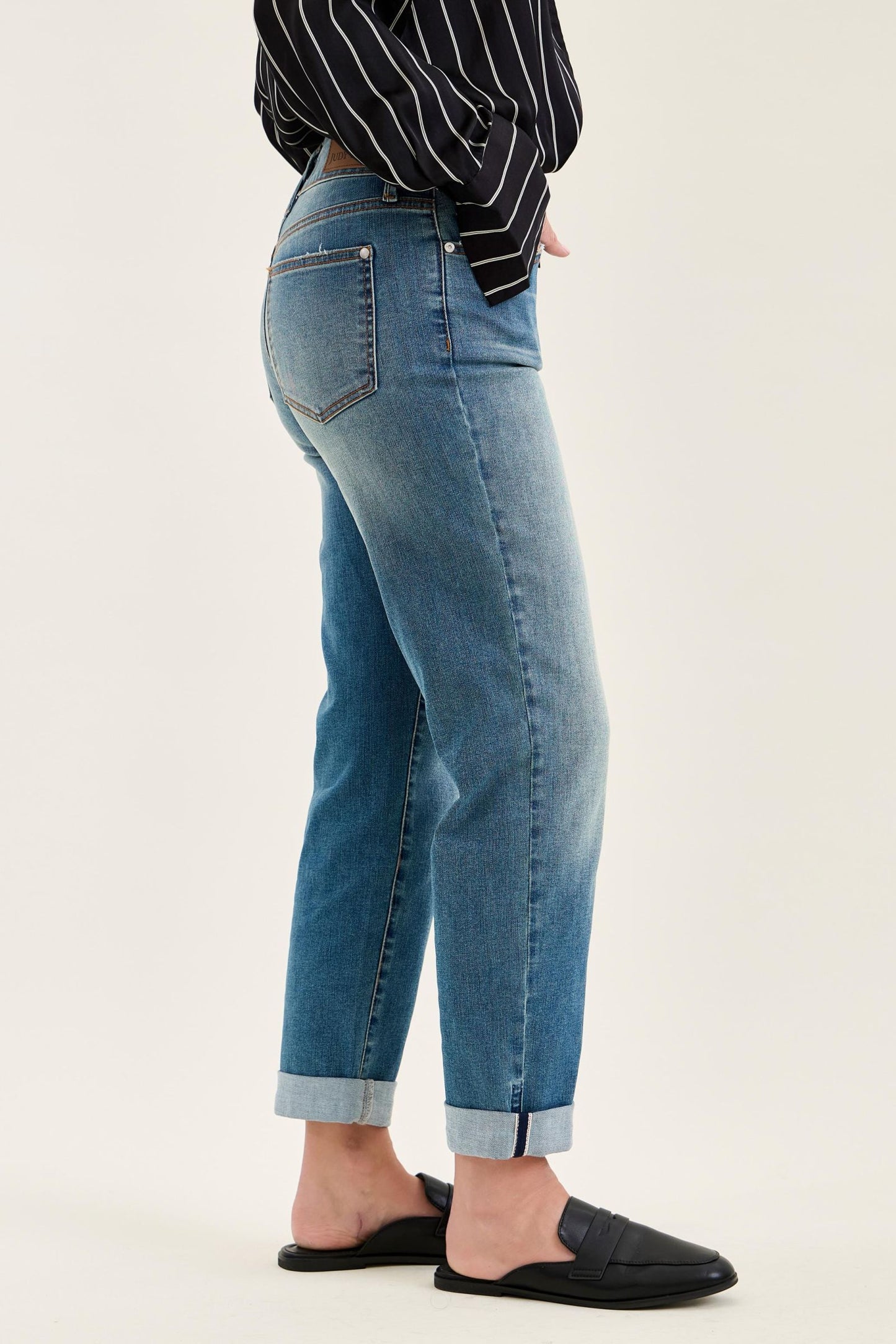 JUDY BLUE MID RISE BOYFRIEND COOL DENIM CROSS BACK BELT LOOP JEANS - MEDIUM STONE