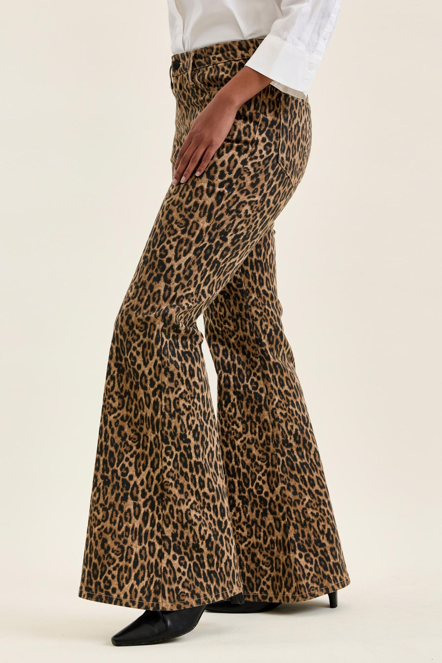 JUDY BLUE MID RISE JAQUELINE FLARE P LEOPARD LUXE