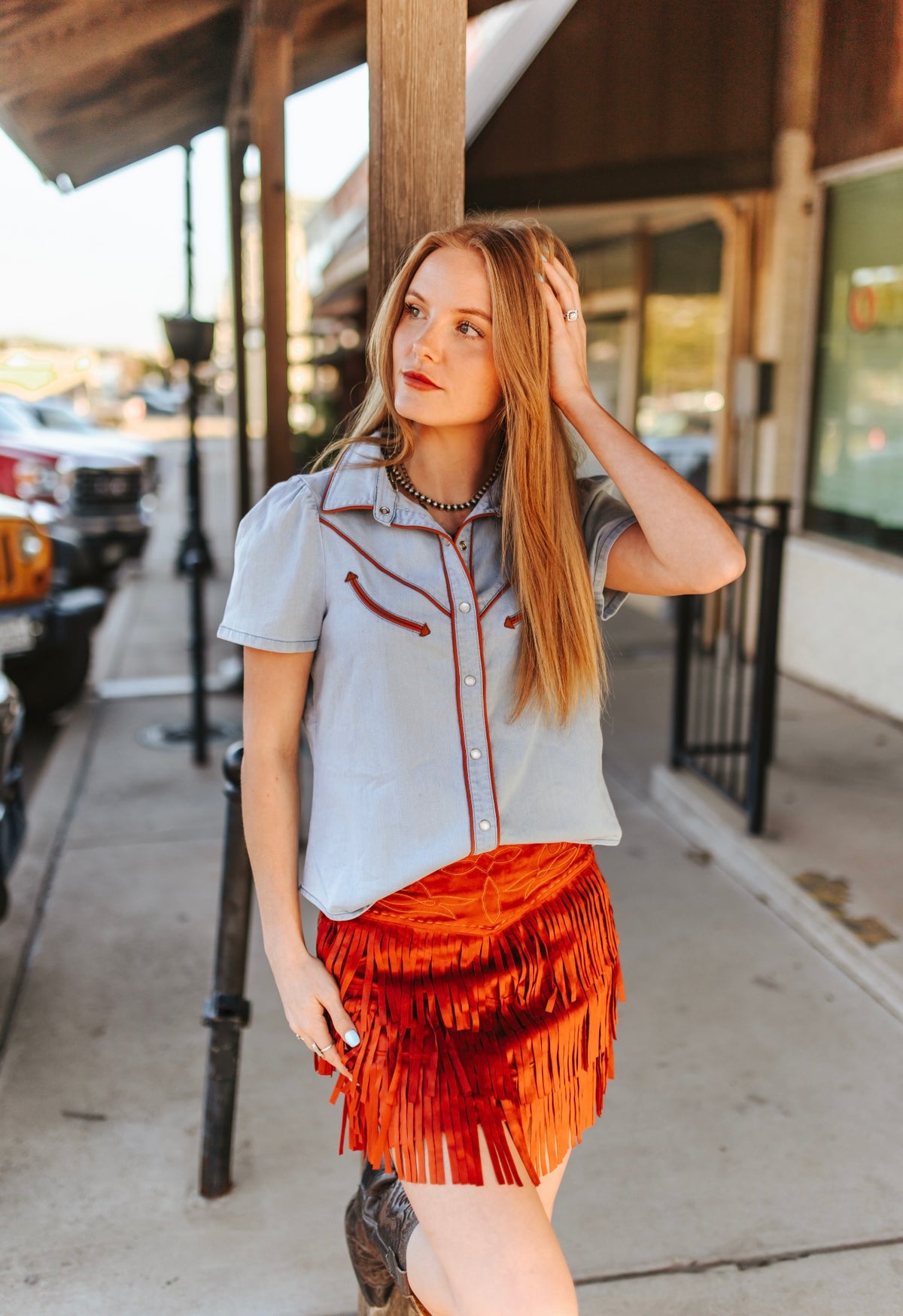 LIGHT WASH CAMEL CONTRAST ARROW PEARL SNAP PUFF SLEEVE TOP