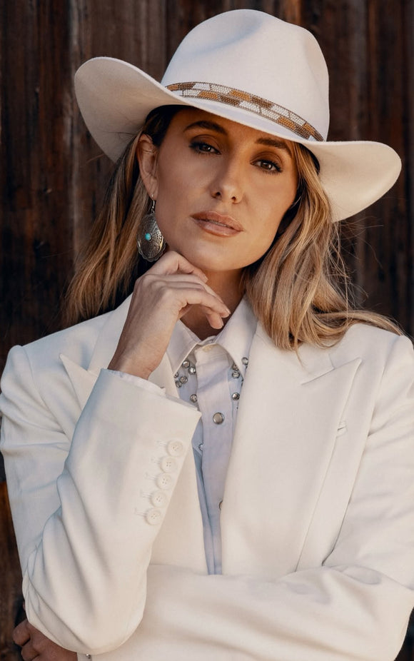 CHARLIE 1 HORSE X LAINEY WILSON WHITE LIGHTNIN' - WHITE