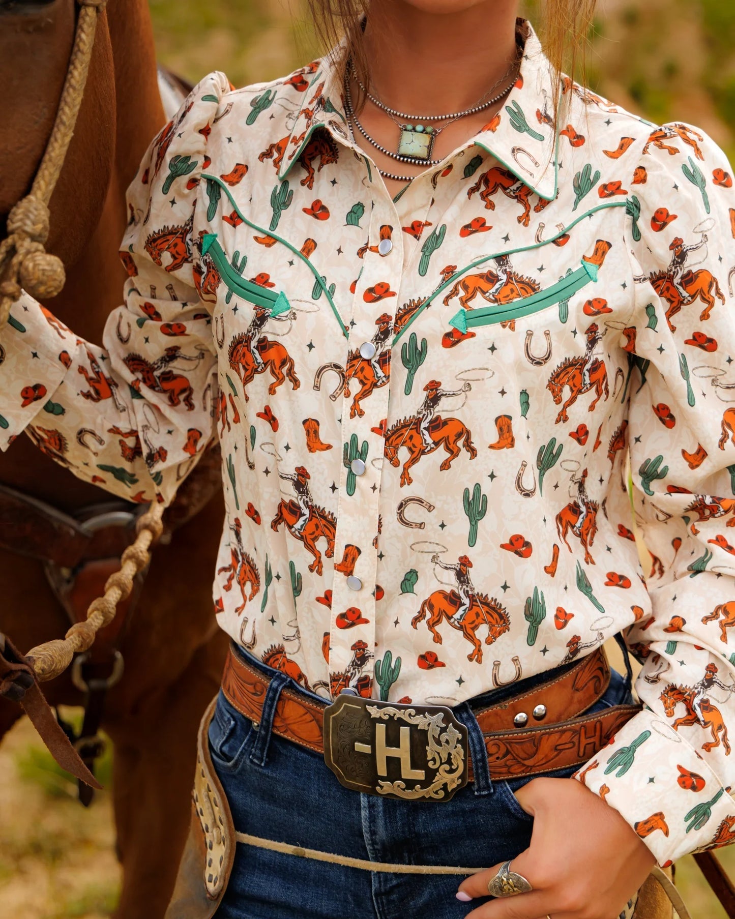 BUCKING HORSE PERFORMANCE LONG SLEECE PEARL SNAP