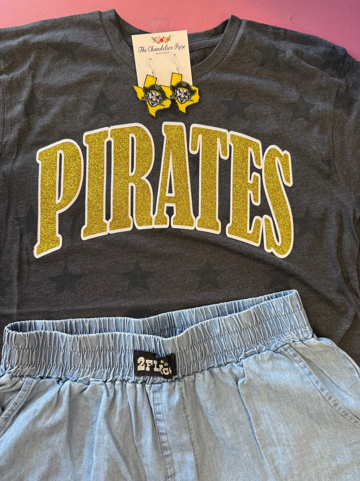 ARCHED PIRATES SMOKE STARS GAME DAY CHARCOAL BLACK TEE - YELLOWGOLD/WHITE GLITTER PUFF