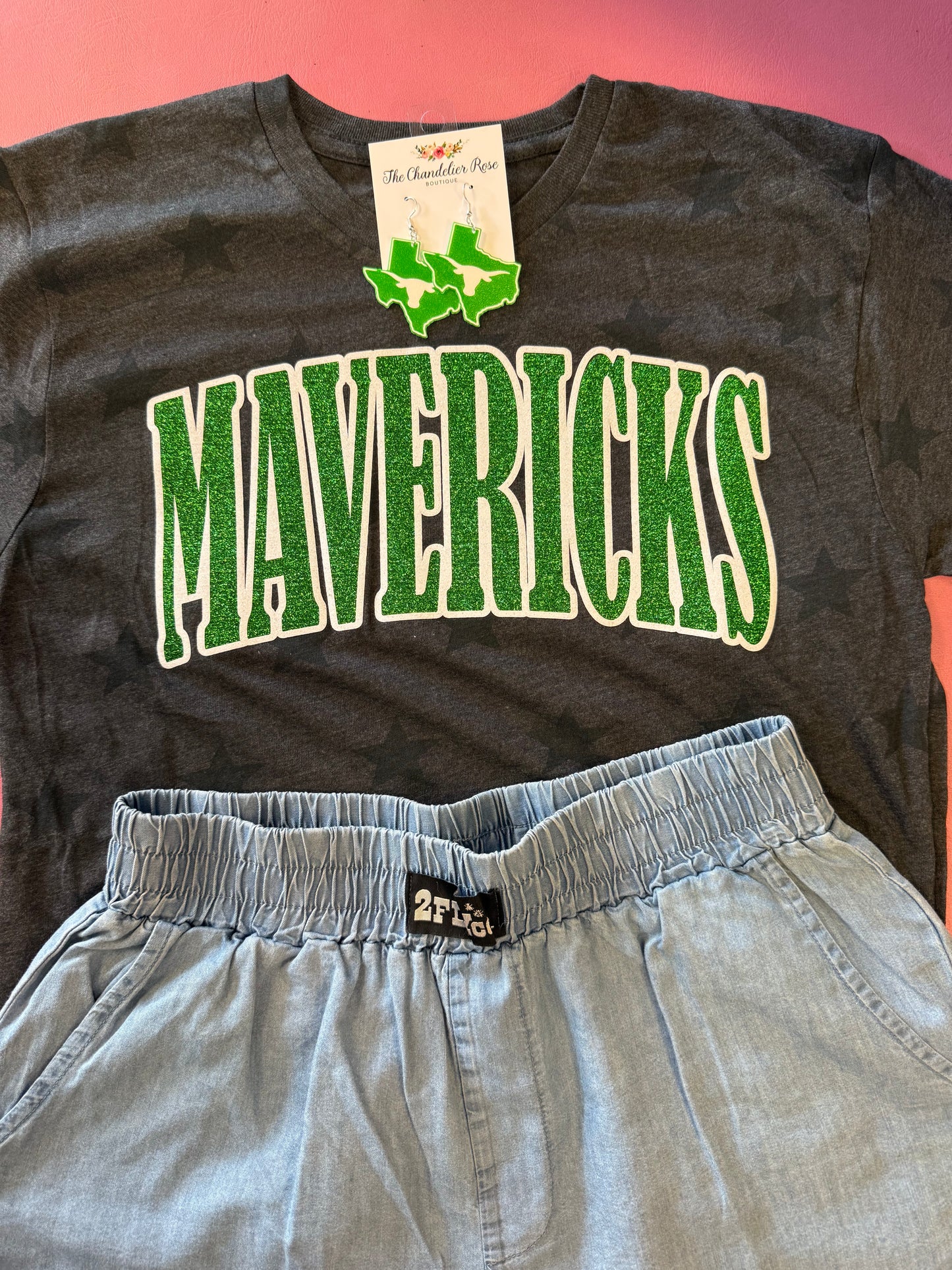 ARCHED MAVERICKS SMOKE STARS GAME DAY CHARCOAL BLACK TEE - GREEN/WHITE GLITTER PUFF